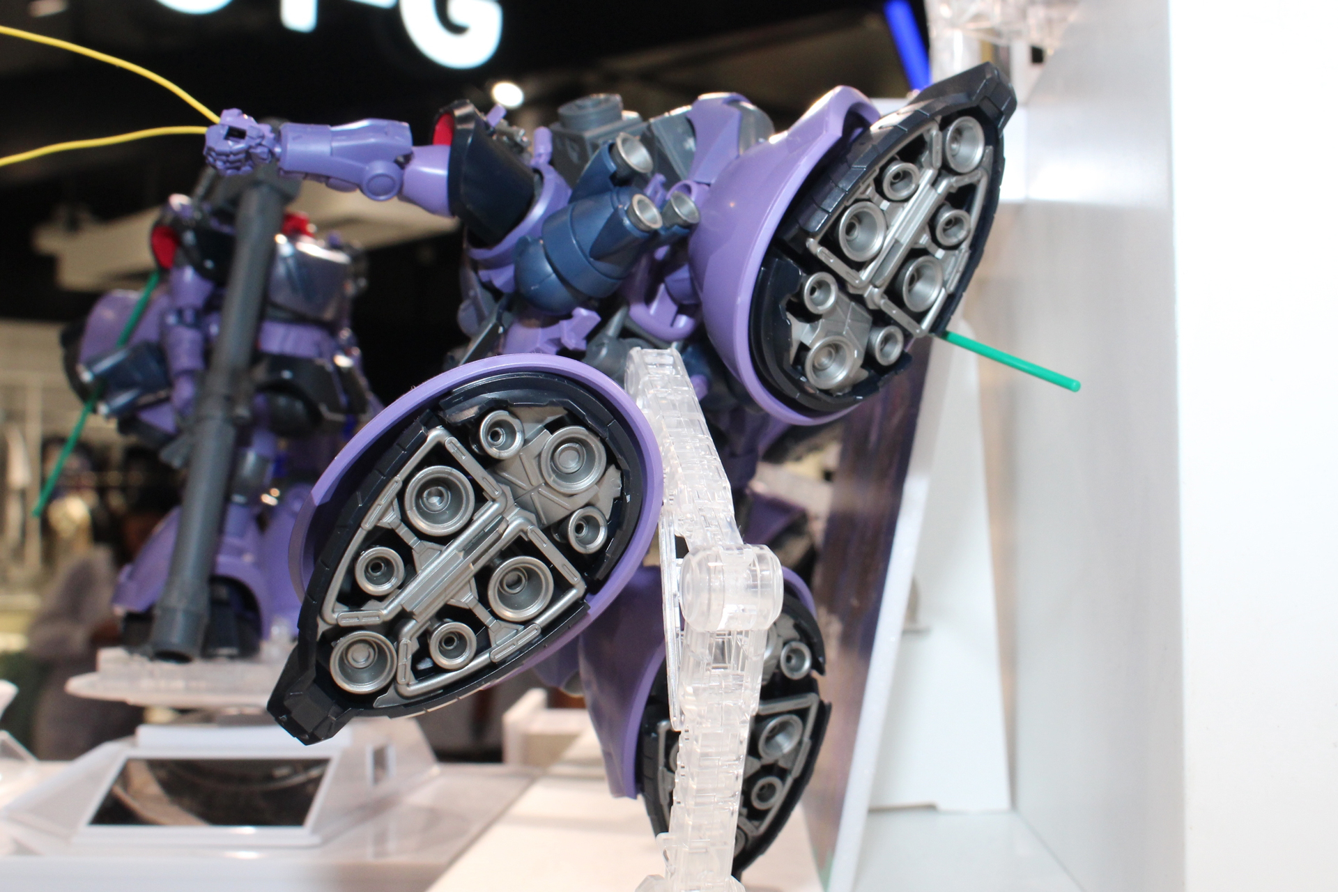 脚部の底に備えられたバーニア