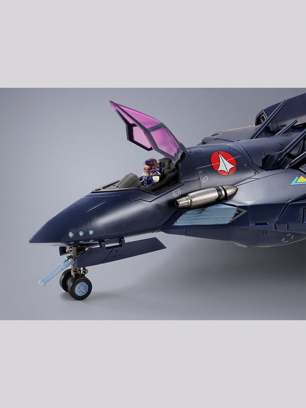 コクピットにはガムリンのパイロットフィギュアを格納