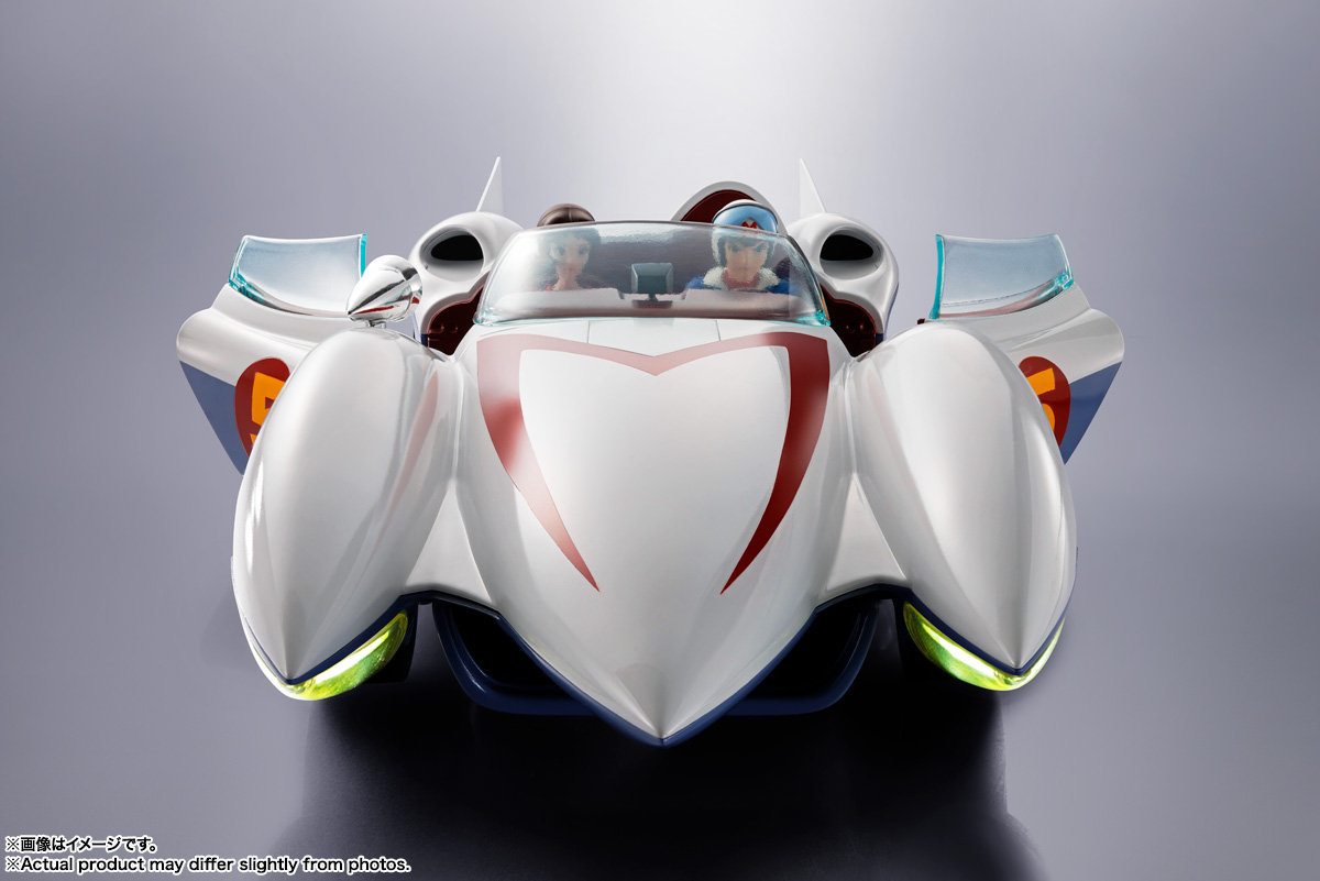 「マッハGoGoGo」のタイトルロゴが刻印された専用ディスプレイペースが付属。「マッハ号」をジャンプさせたようにディスプレイすることができる