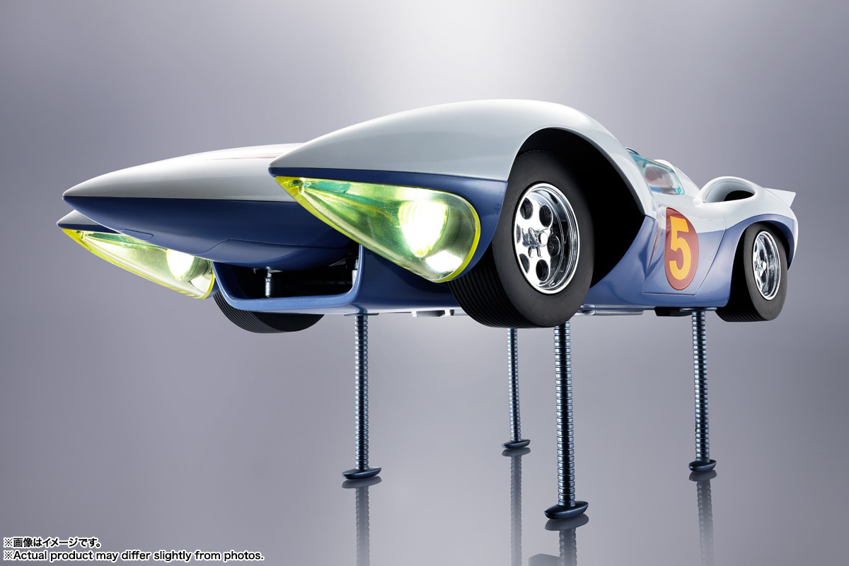 車体底部から4基の「オートジャッキ」が伸長する。ディスプレイベースを使えば「マッハ号」のジャンプシーンを再現できる