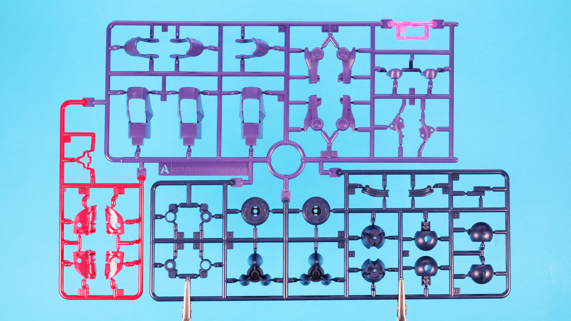 A:肩内の赤いメカフレームが印象的な加飾部