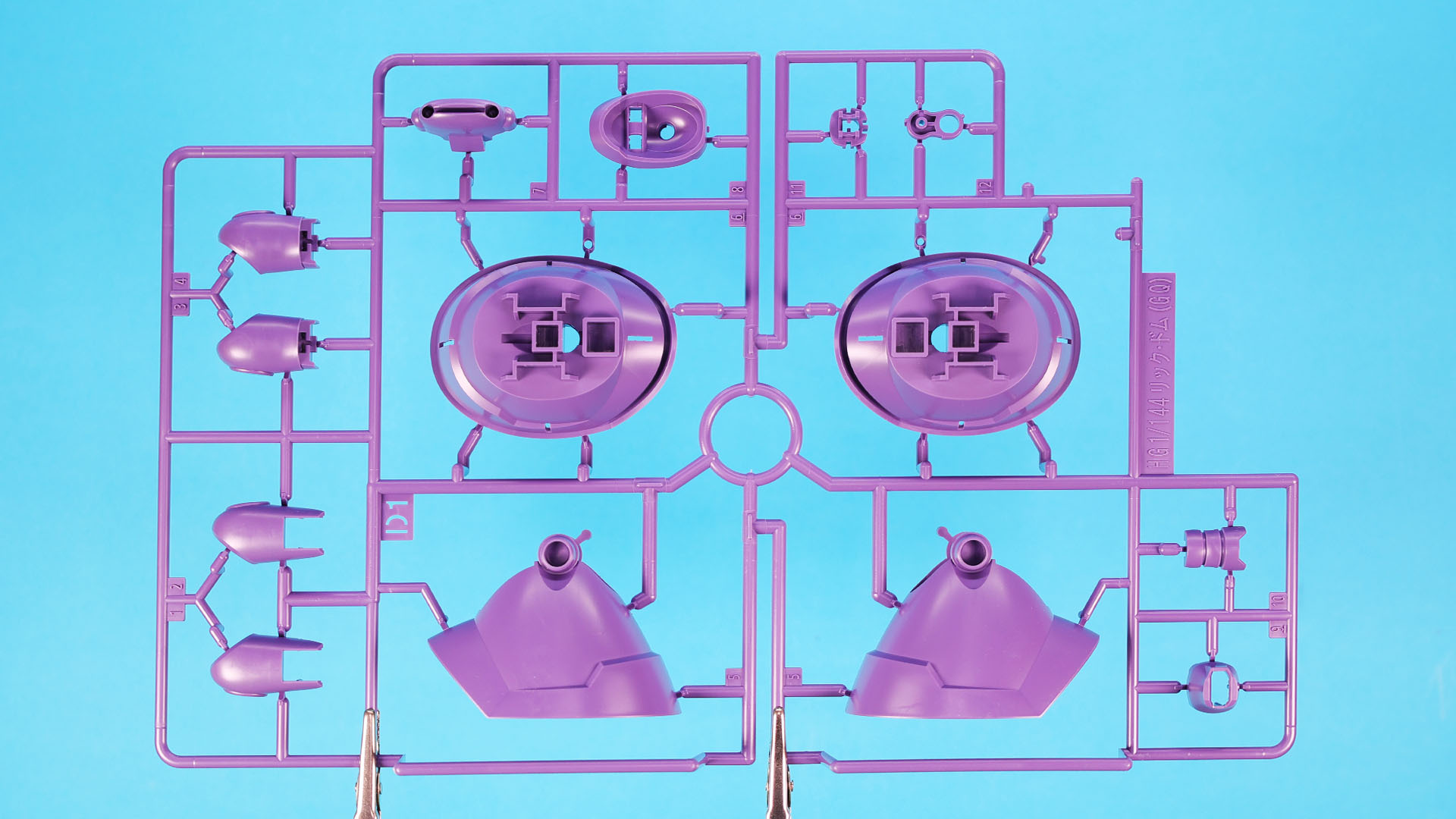 D1:スライド金型多用による脚部等