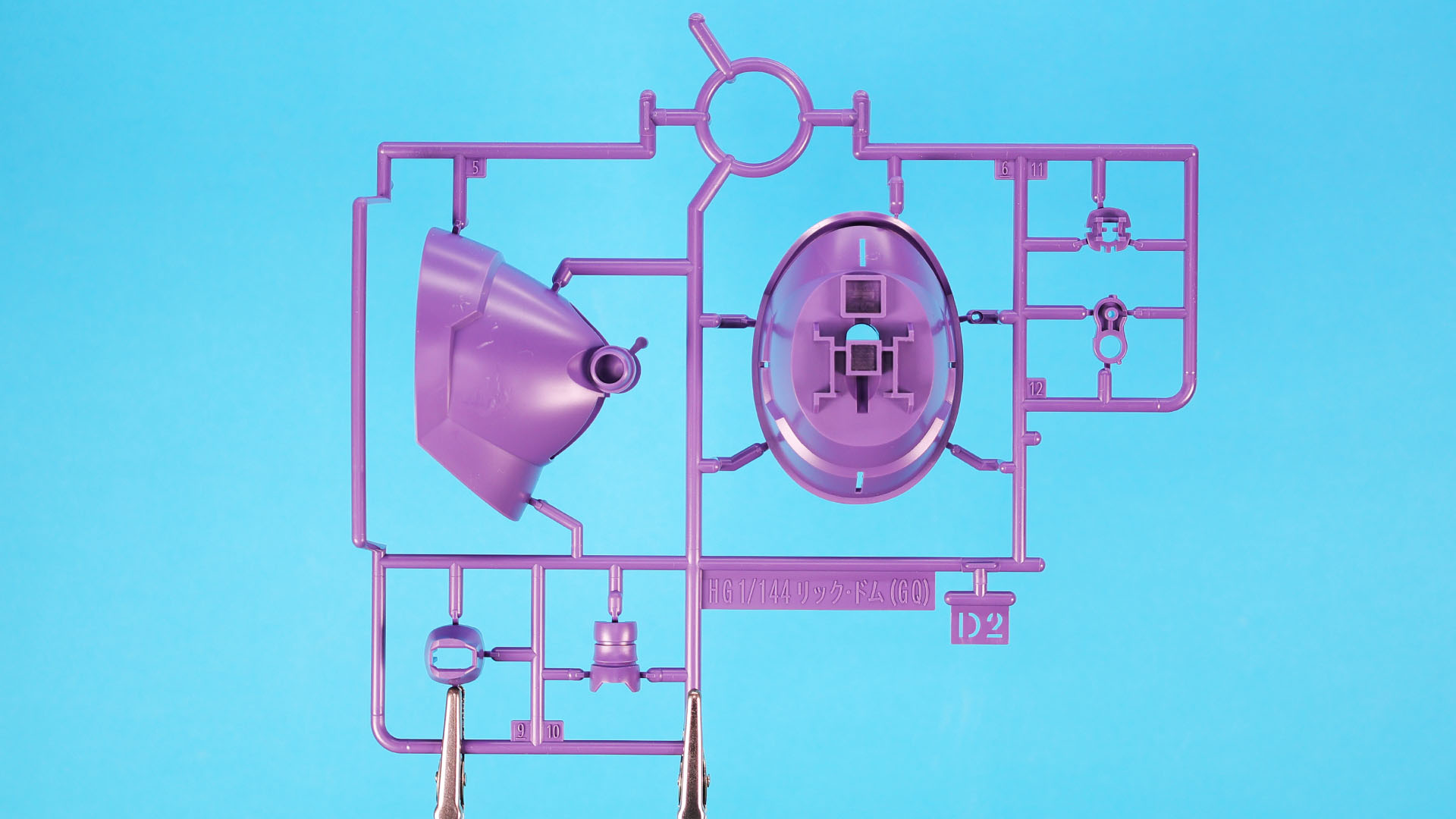D2:スライド金型多用による脚部等