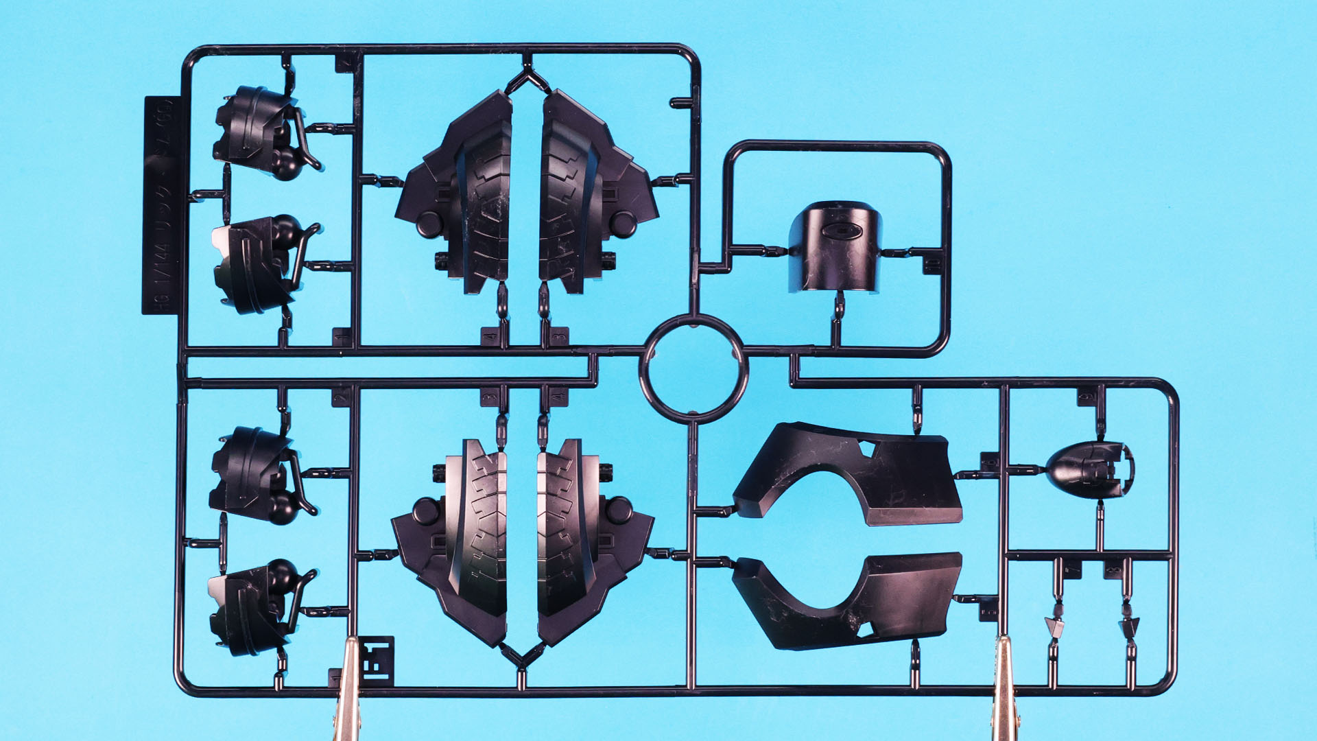 F1:脚部や腰部の装甲など