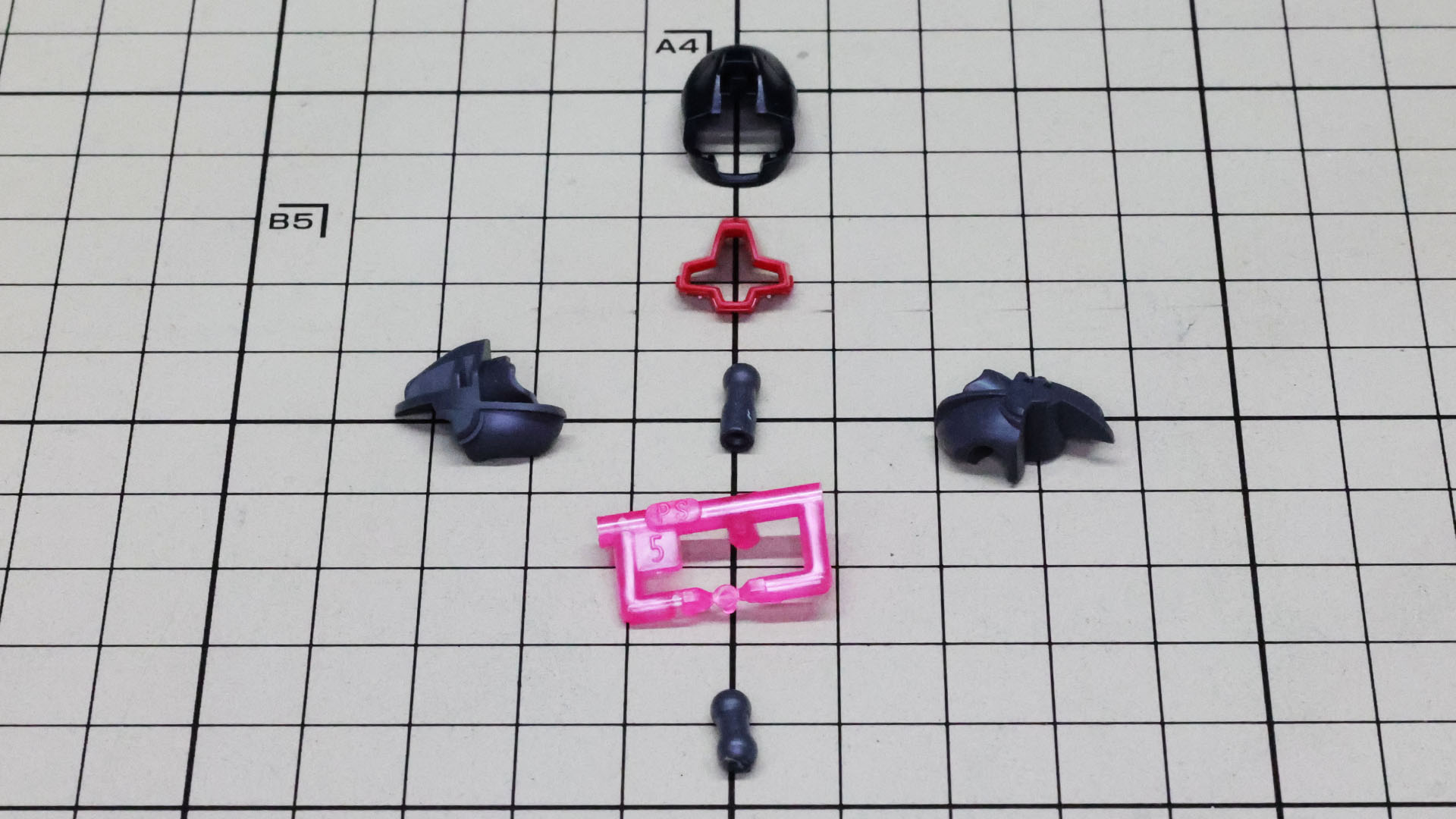 とても少ない頭部パーツ群。モノアイが極小のクリアーパーツになっています