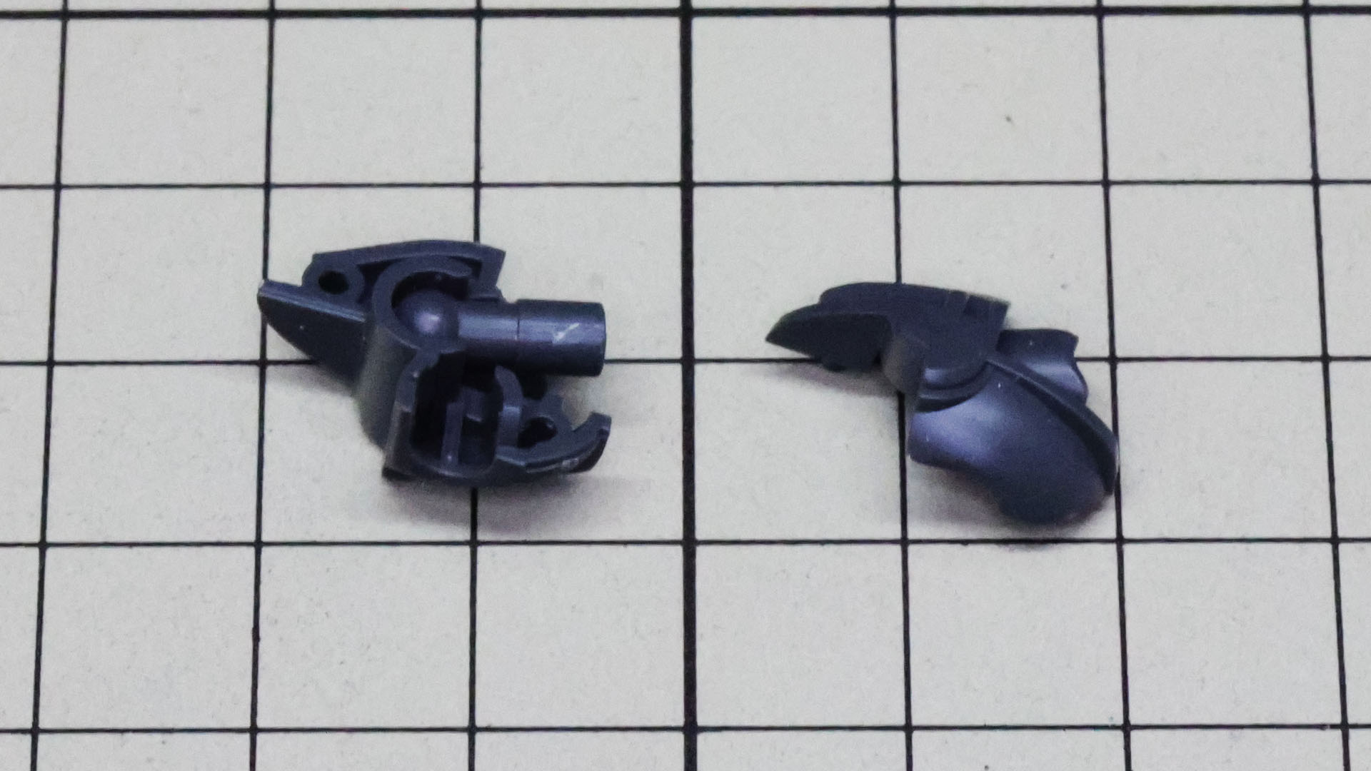 モノアイを組み込んだパーツをメカフレームにボールジョイントで接続します