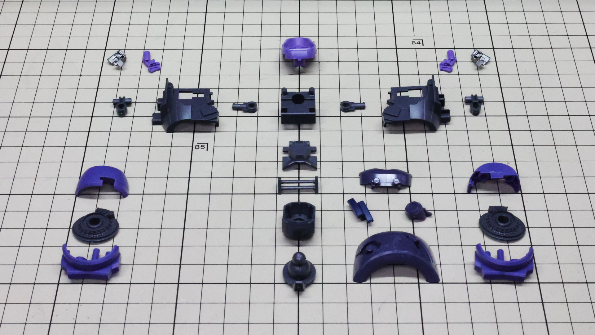 中央のメカフレームや両肩ユニットが目新しい胴体部パーツ群