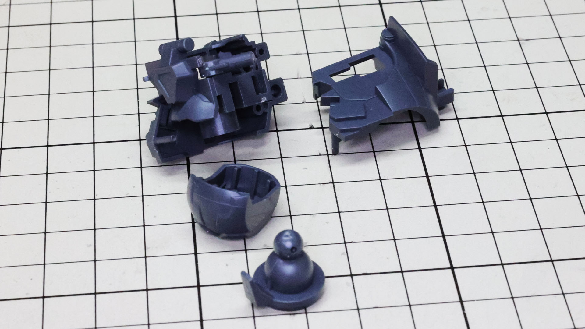 メカフレームに肩関節やディテールを組み込んでいきます