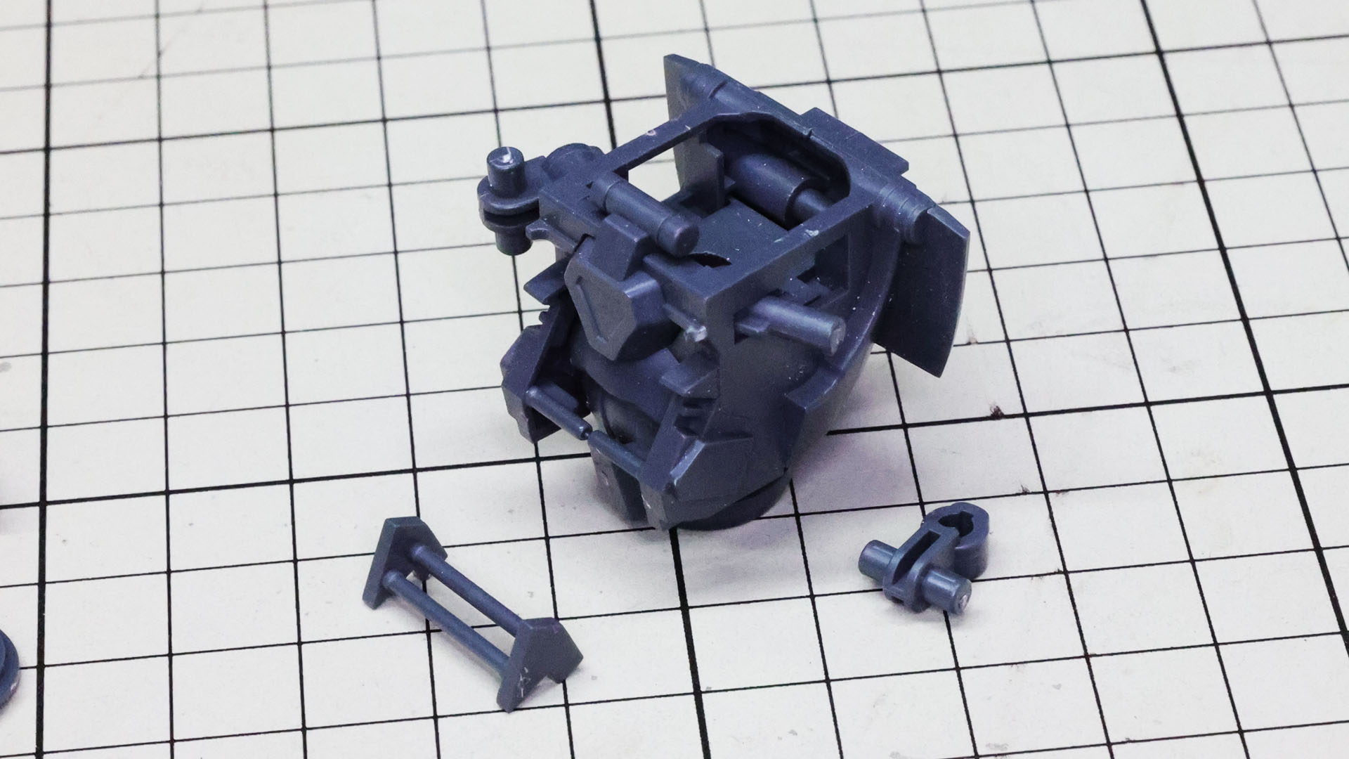 肩のユニット接続用のパーツを組み込みます。ここはツメ付きで抜けにくくなる構造です