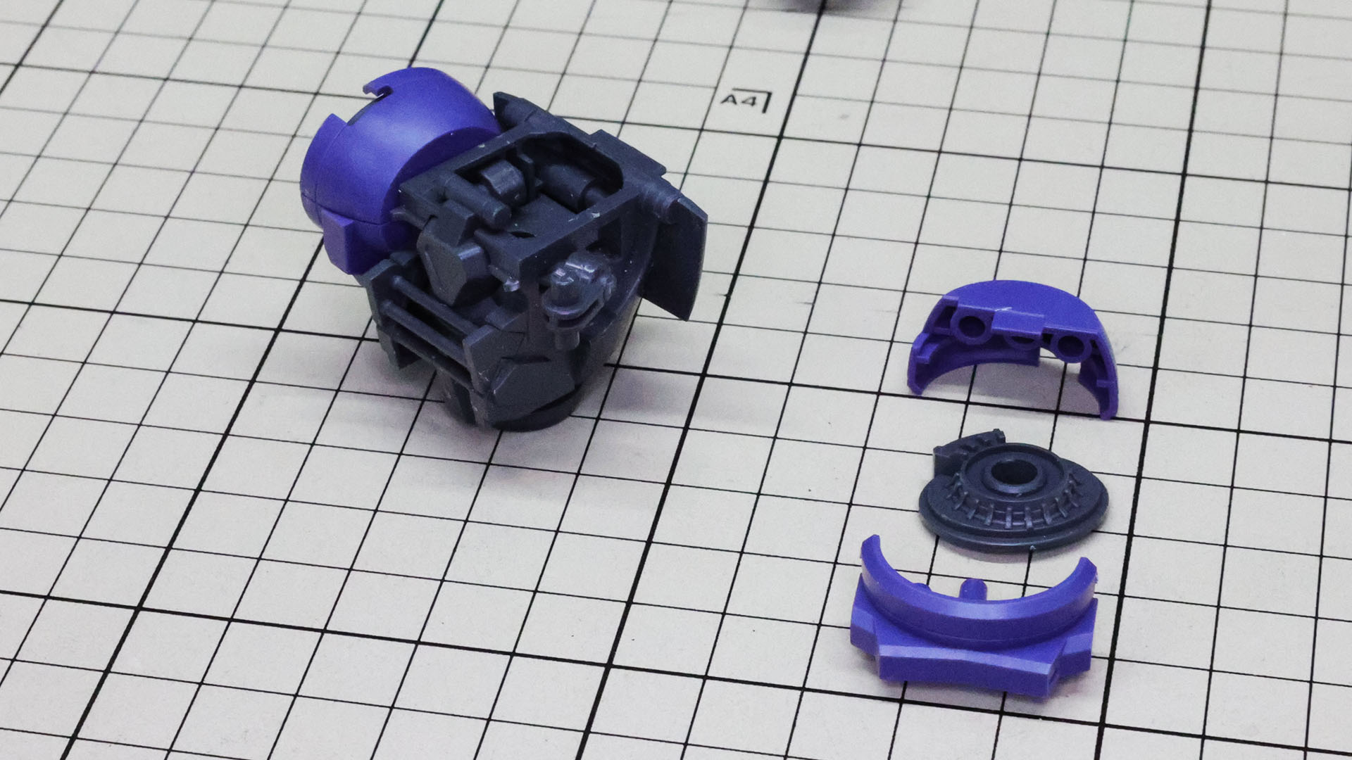 肩部ユニットはメカディテールを挟む構造になっています