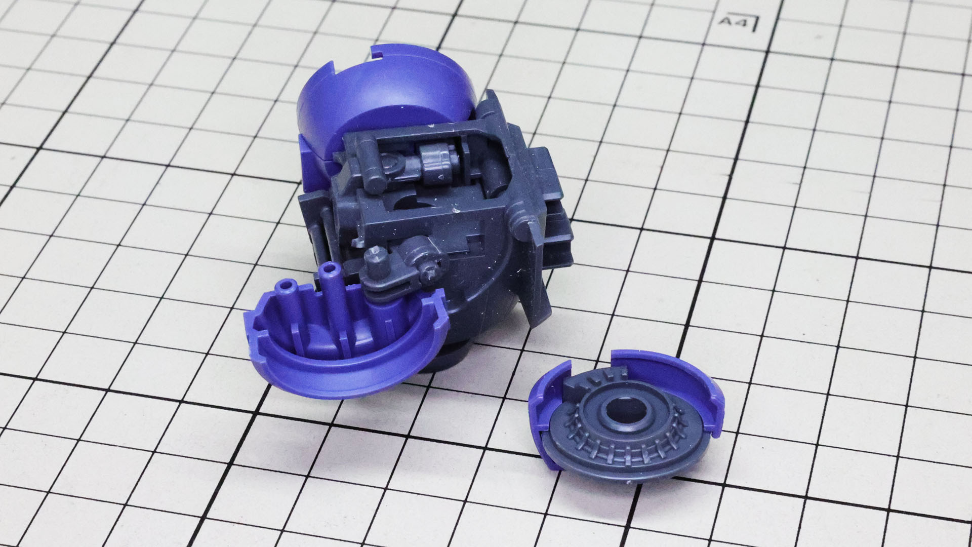 上下から挟むメカディテールは上側に組むほうが簡単でした