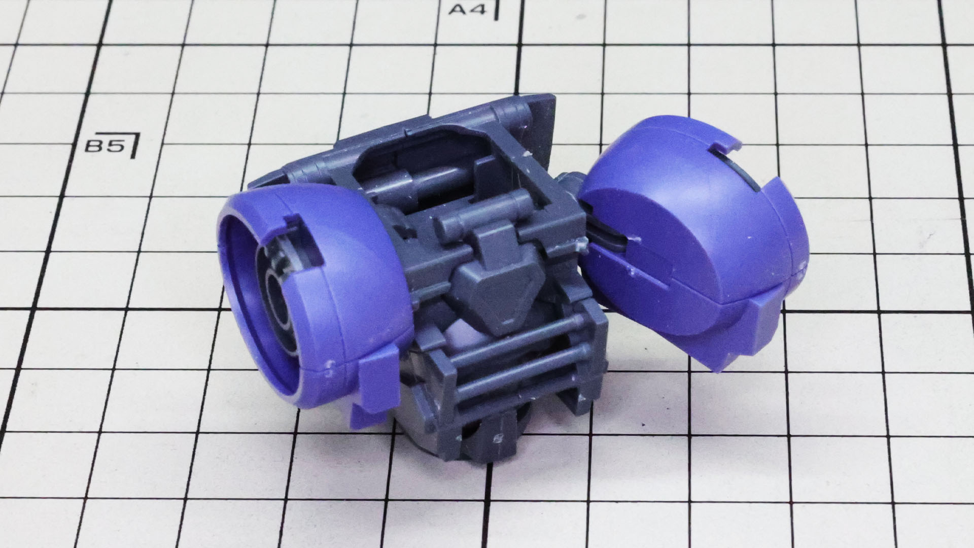 写真手前が背面です。肩部ユニットは後方へスイングします。ポージングにどういう効果をもたらすか楽しみです