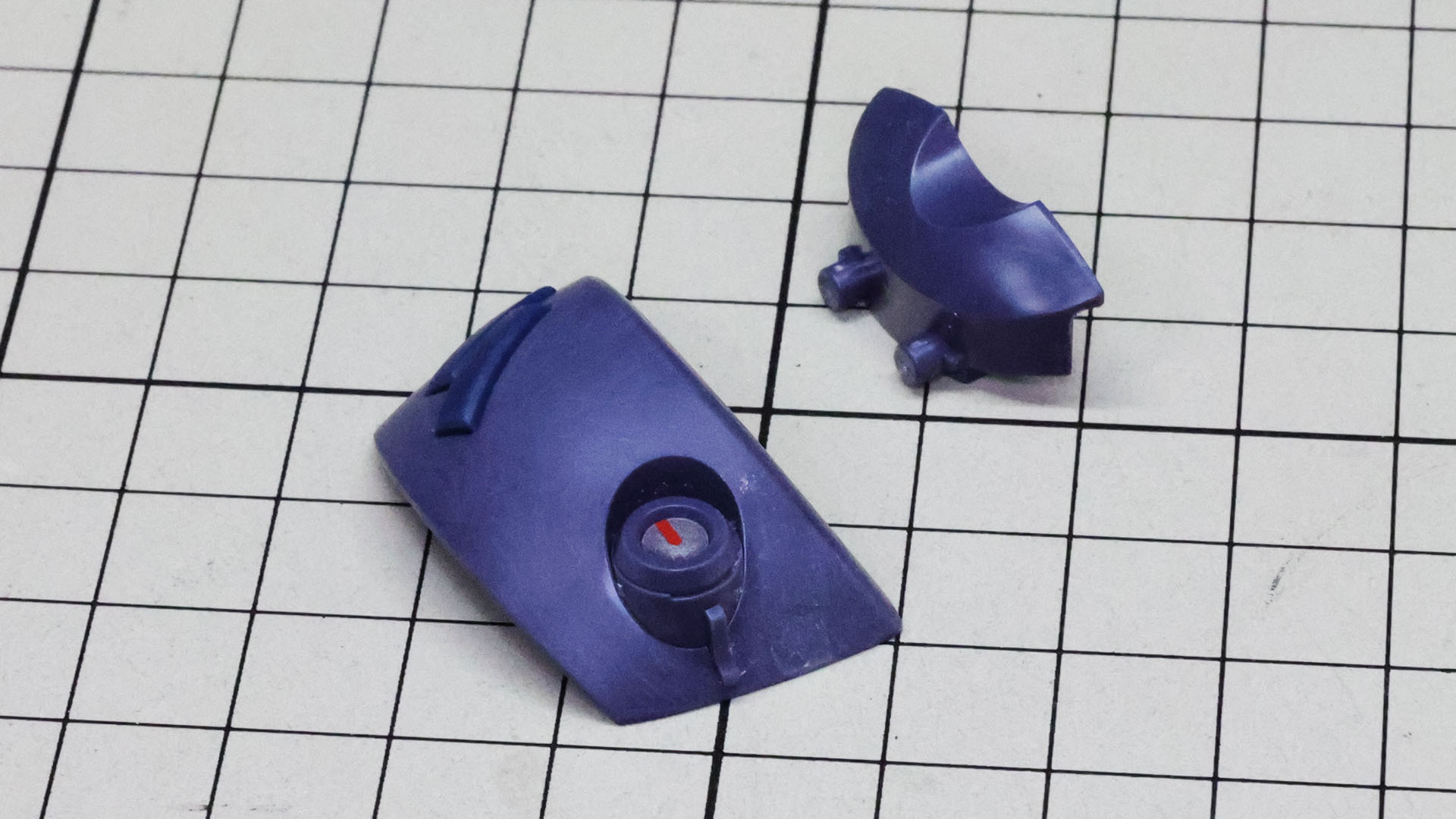 胸部装甲にディテールパーツ、シールを組んでいきます