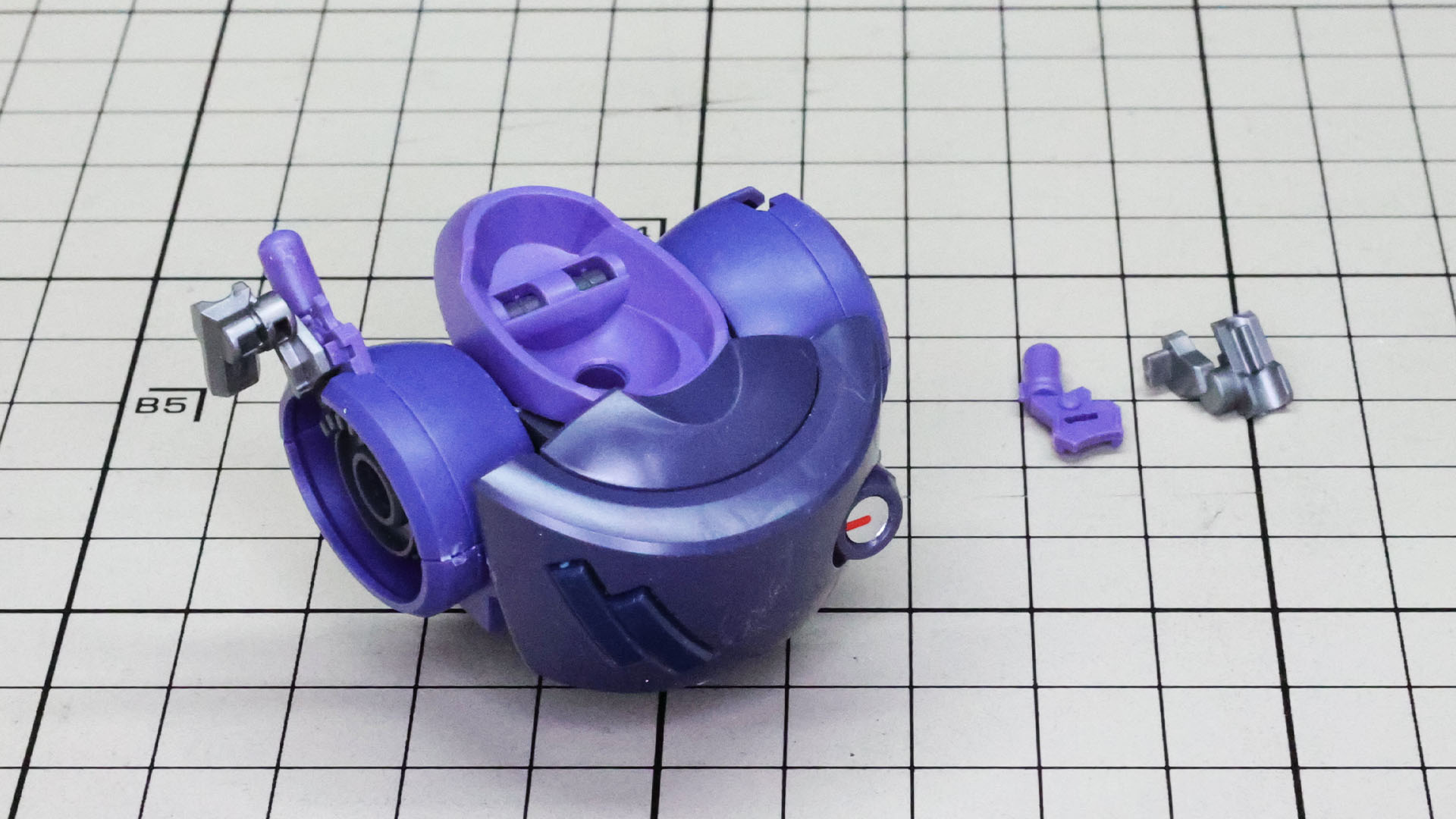 肩部ユニットにはヒート・サーベルのホルダーを両肩に組み込みます