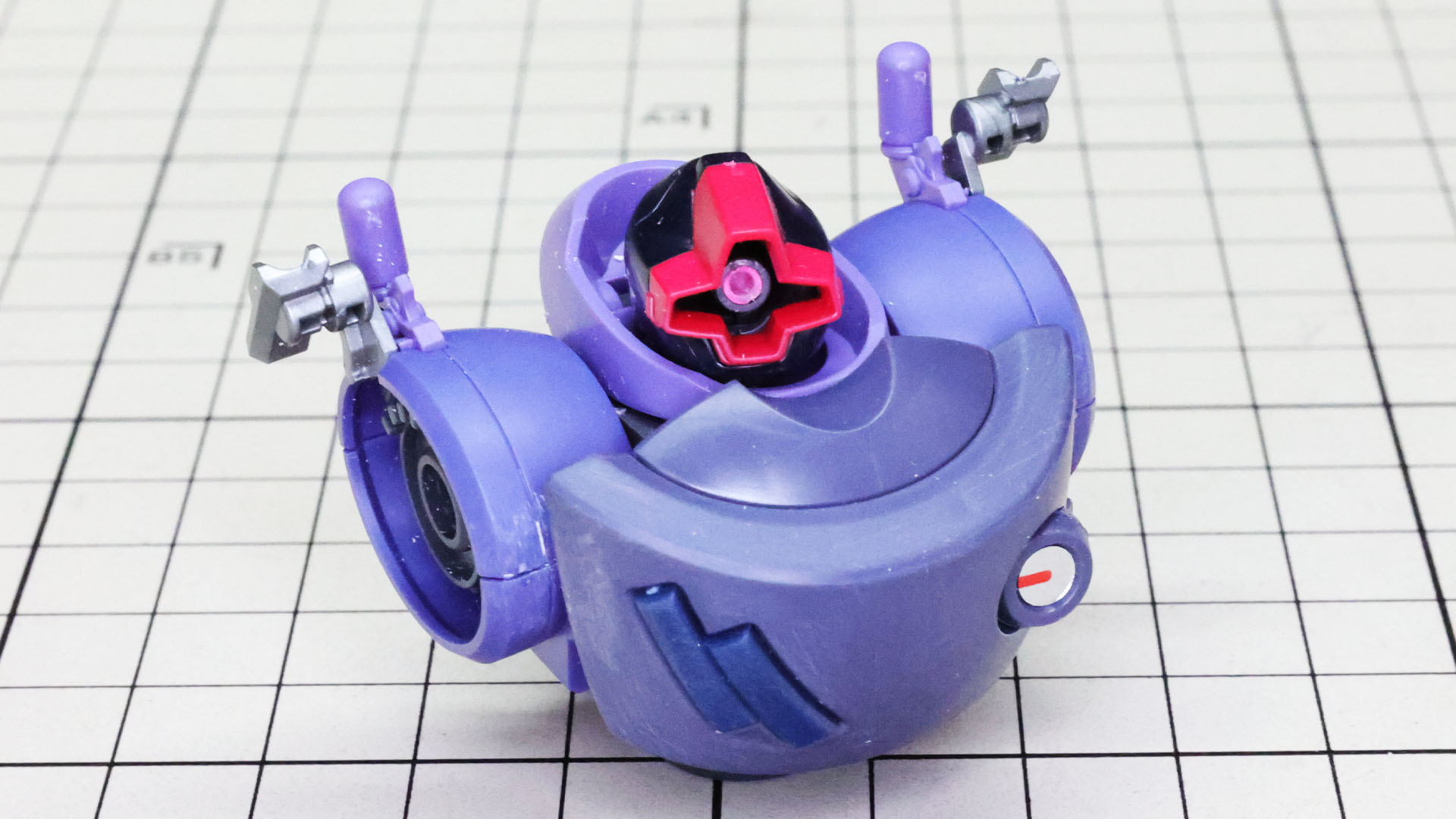 頭部は二重のボールジョイントで胴体部と接続され、かなり動かせます