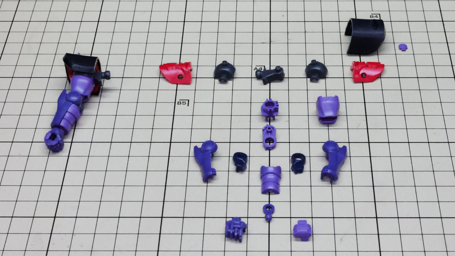 右腕を組んであります。少ないパーツ構成ですがディテール再現のため珍しい組み立て方法となっています