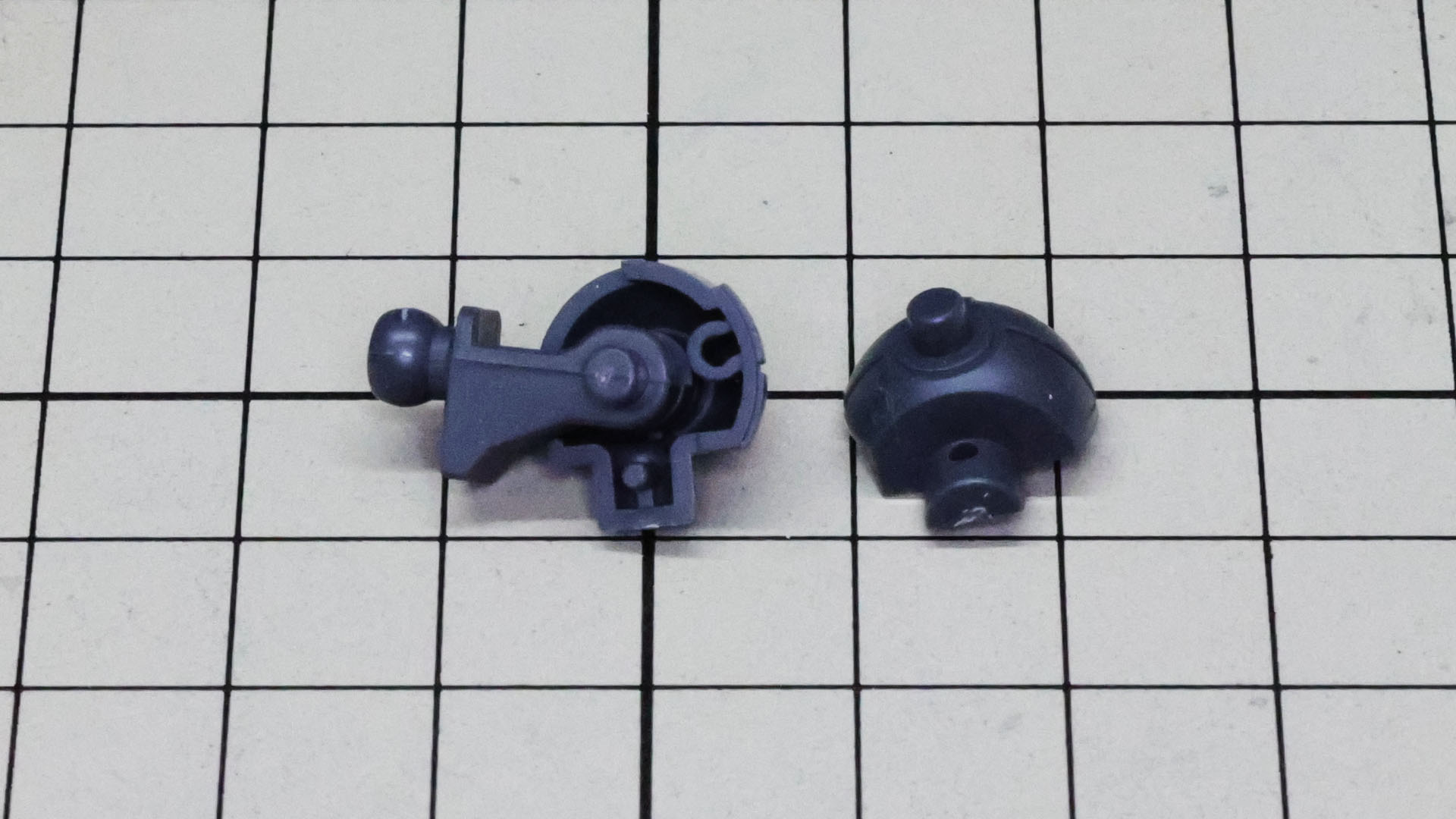 肩の関節は単なる軸ではなくアームとボールジョイントで構成されています