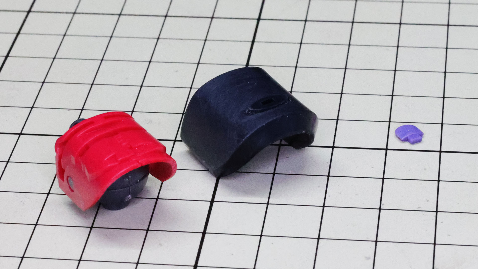 肩関節に赤いメカフレームと装甲、フィンを組み付けていきます