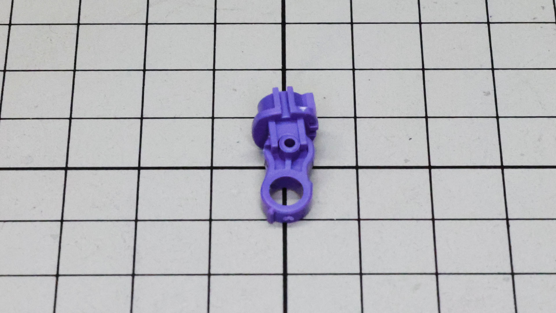 肘関節を上腕パーツの下側から組み入れて、90度下へ回転させて可動軸を作ります