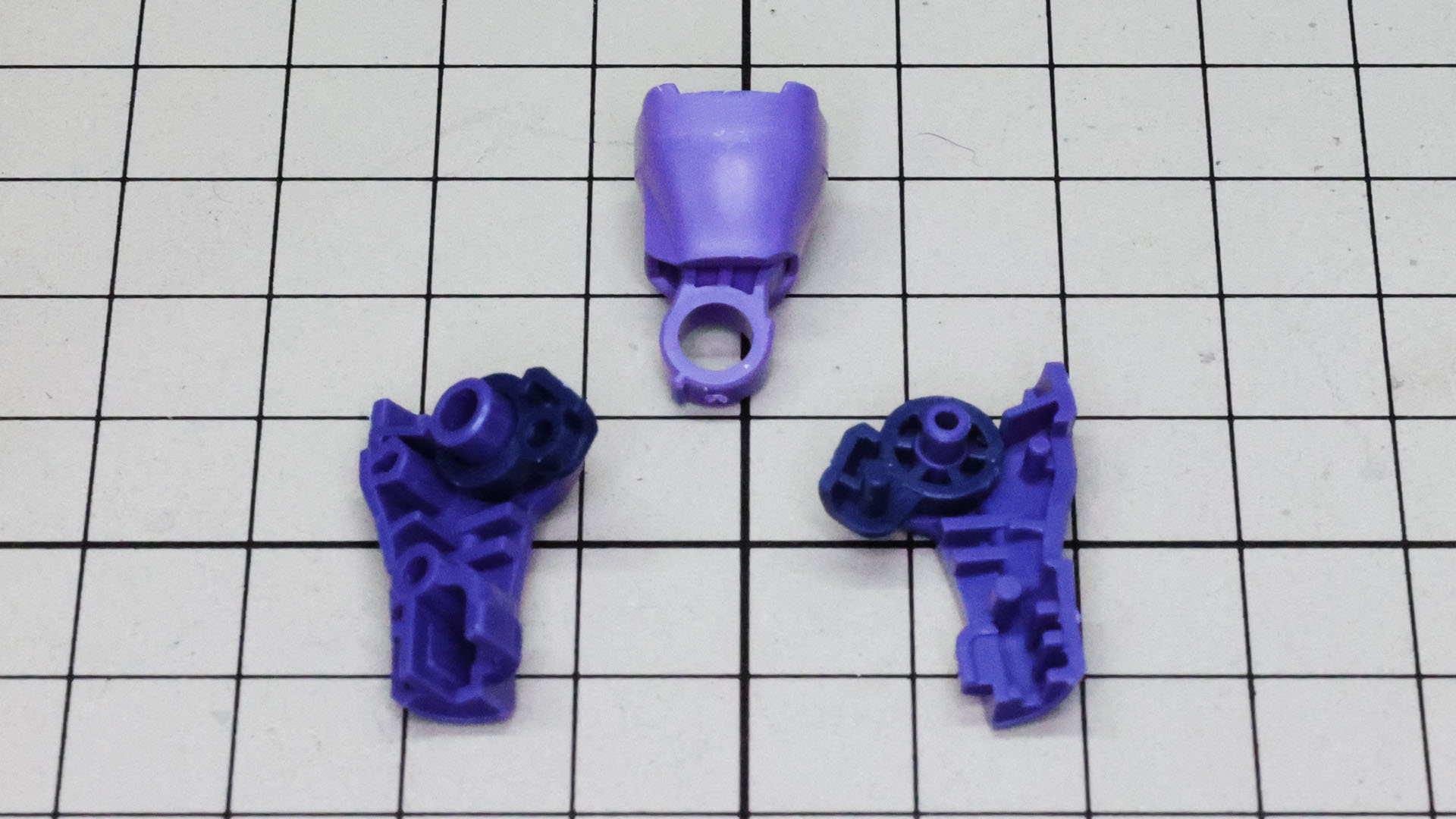 前腕にはディテールパーツを先に入れておきます