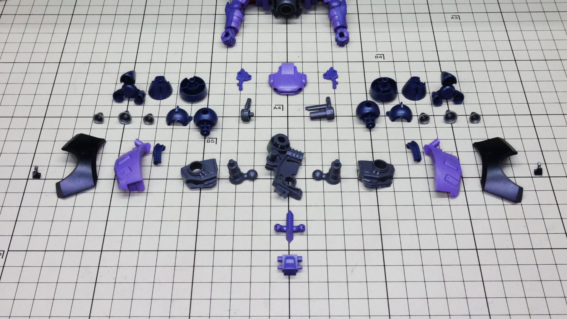 中央のメカフレームと独特な形状・接続方法の装甲、左右後端の推進機・ノズルのパーツ群