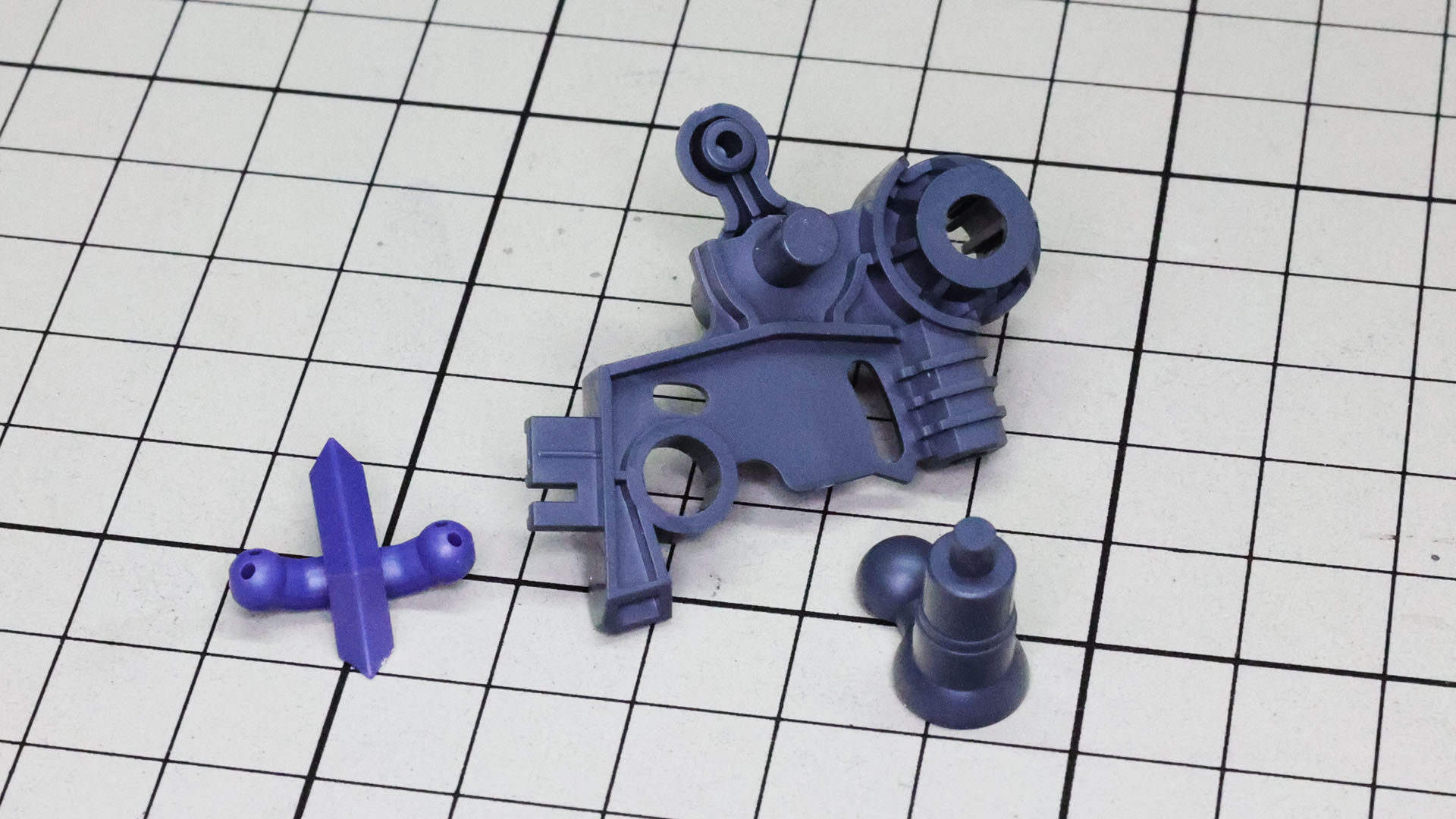 メカフレームを組んでいきます。これは胴体との接続用ボールジョイントと装甲接続用の軸です