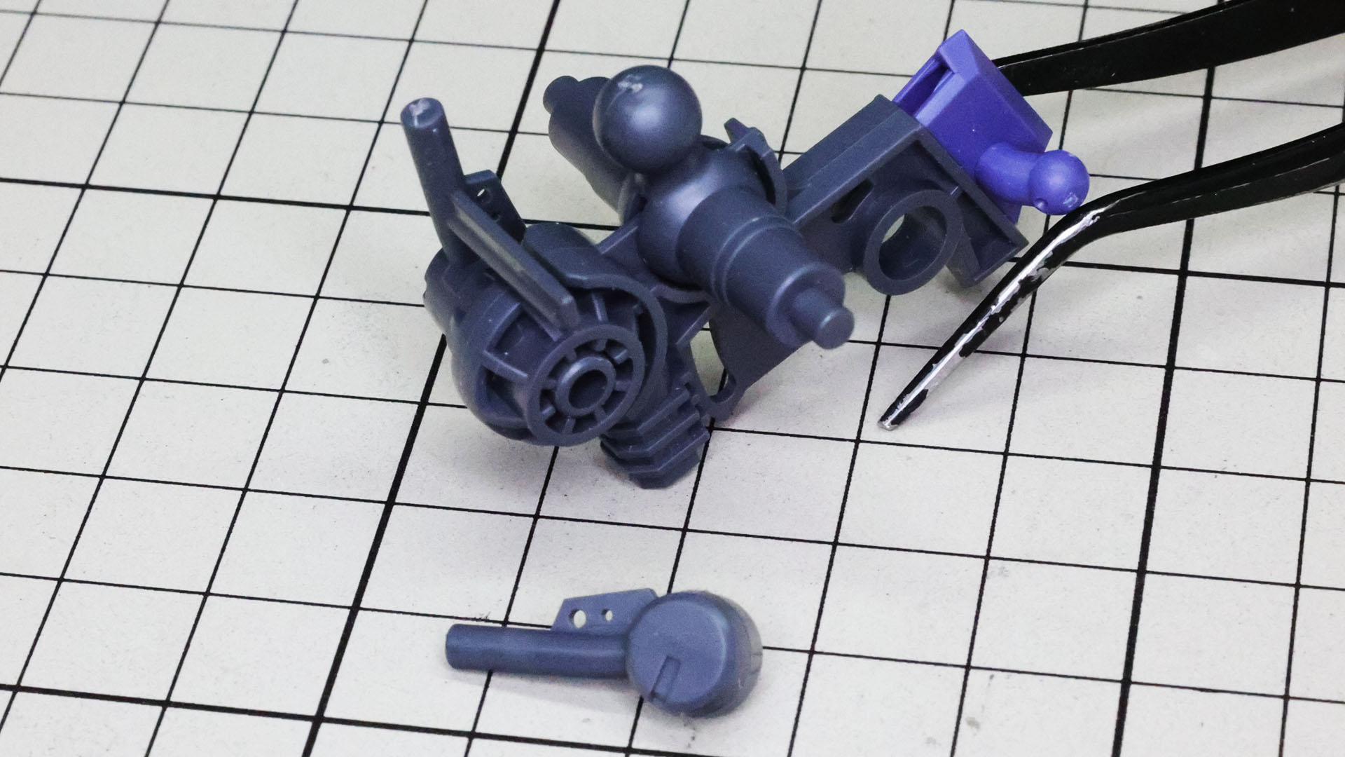 腰部後方にアームのパーツを組んでいきます