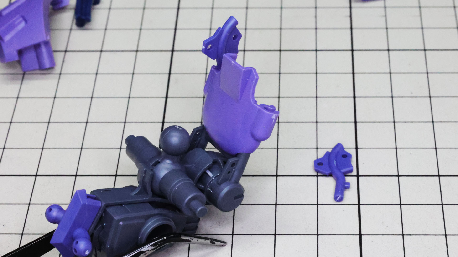 背面に位置する脚部を接続するアームを組みます。脚部は背中ではなく腰部に接続されることになります