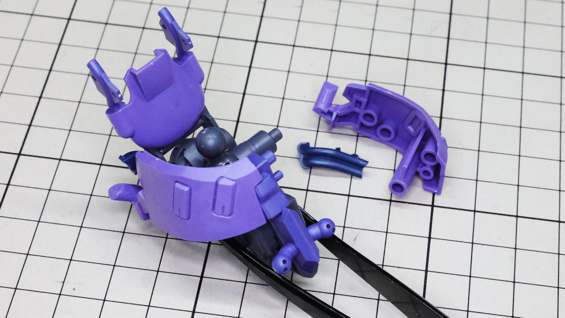 左右の装甲を組み付けていきます