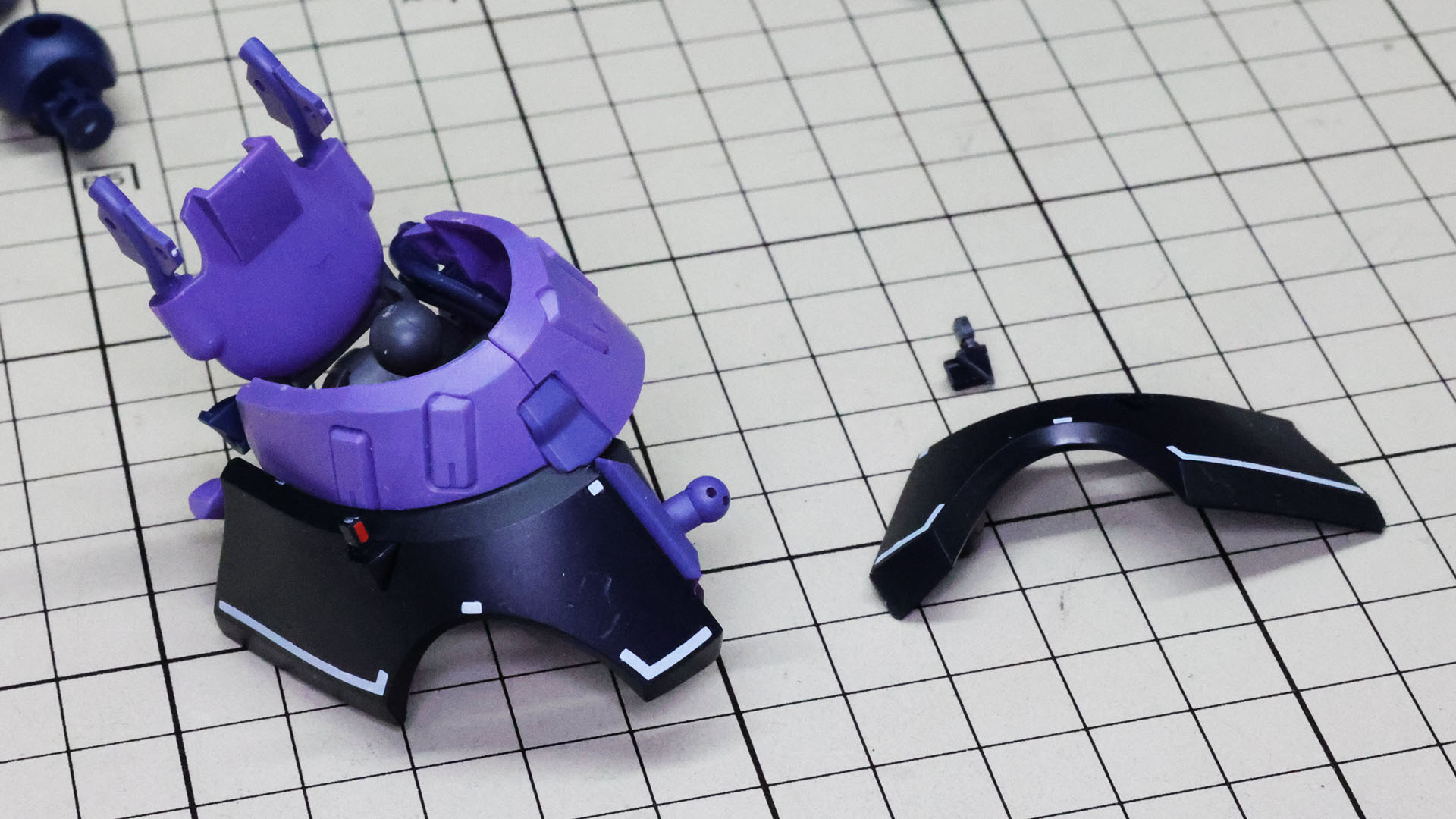 さらに外側のスカートアーマーを組み付けていきますが、ここにはラインシールでのディテーリングを行います