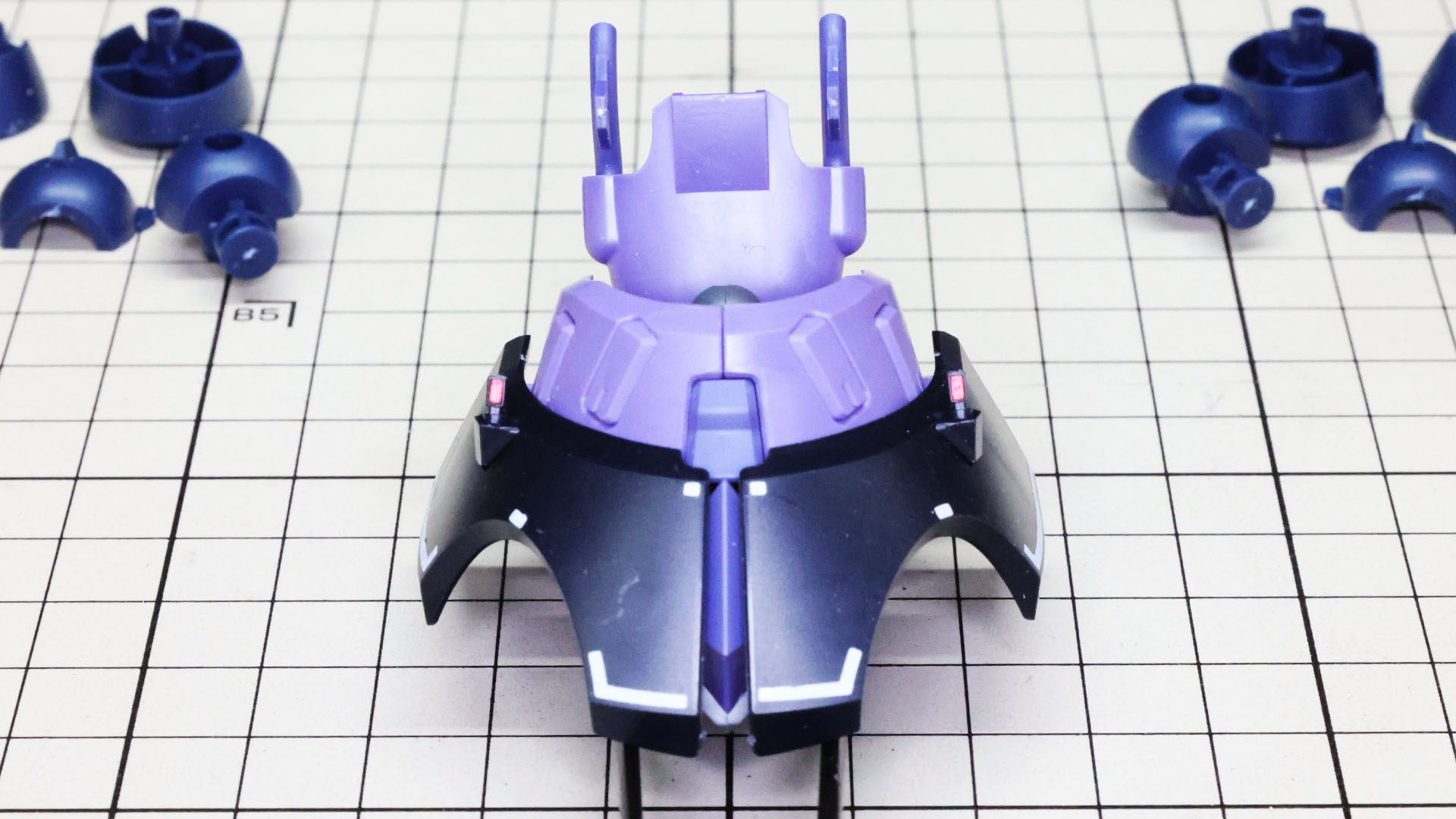 スカートアーマーには左右それぞれセンサーのようなパーツが組み付けられます