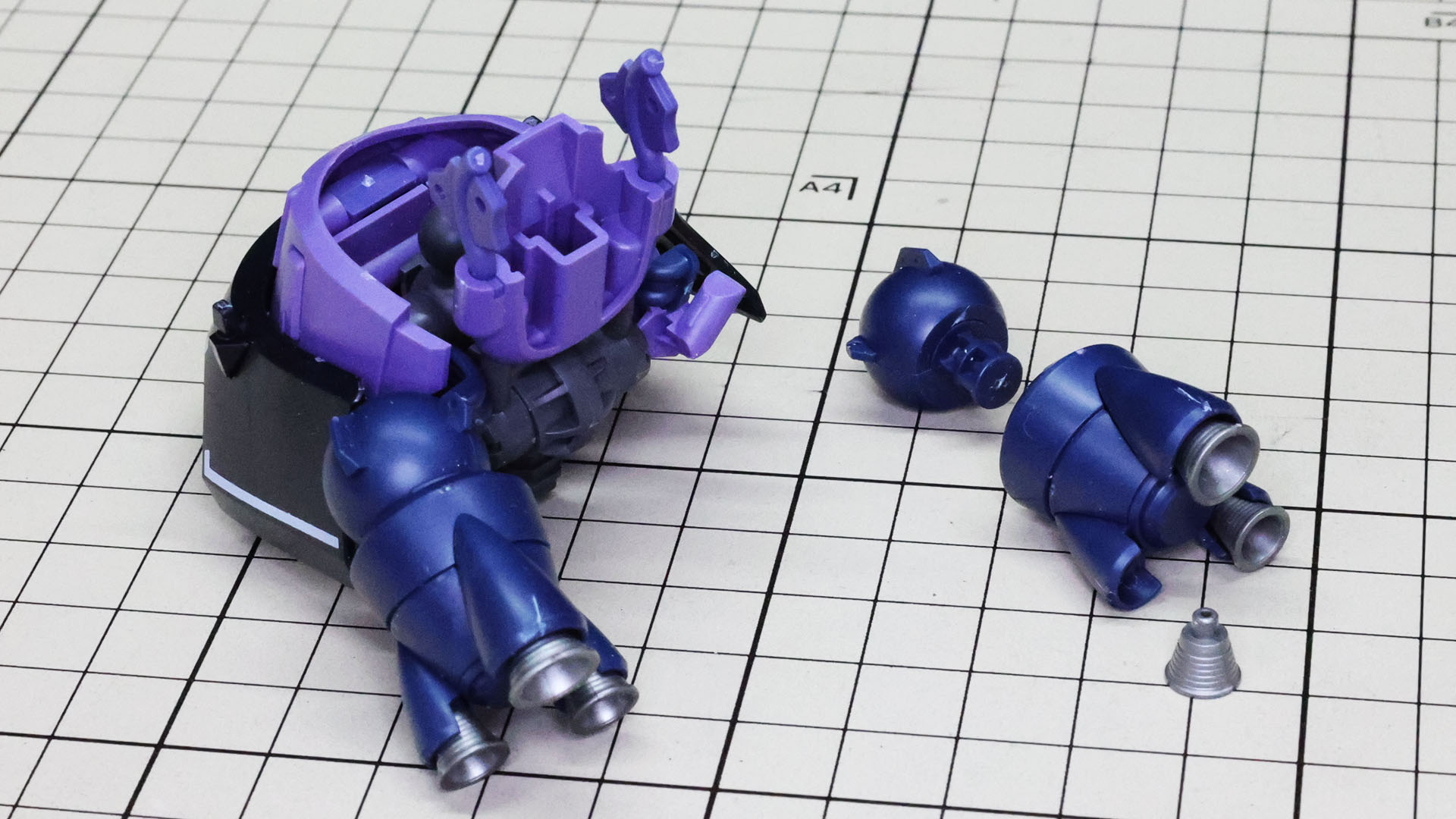 腰部左右後端の推進機・ノズルを組んでいきます