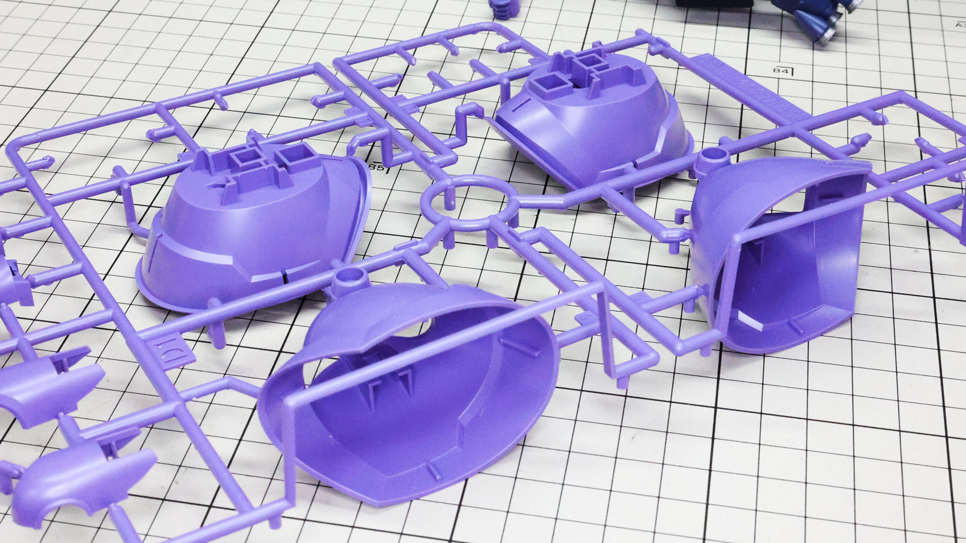 膝下の大型フレアも1パーツ化！これはすごい……