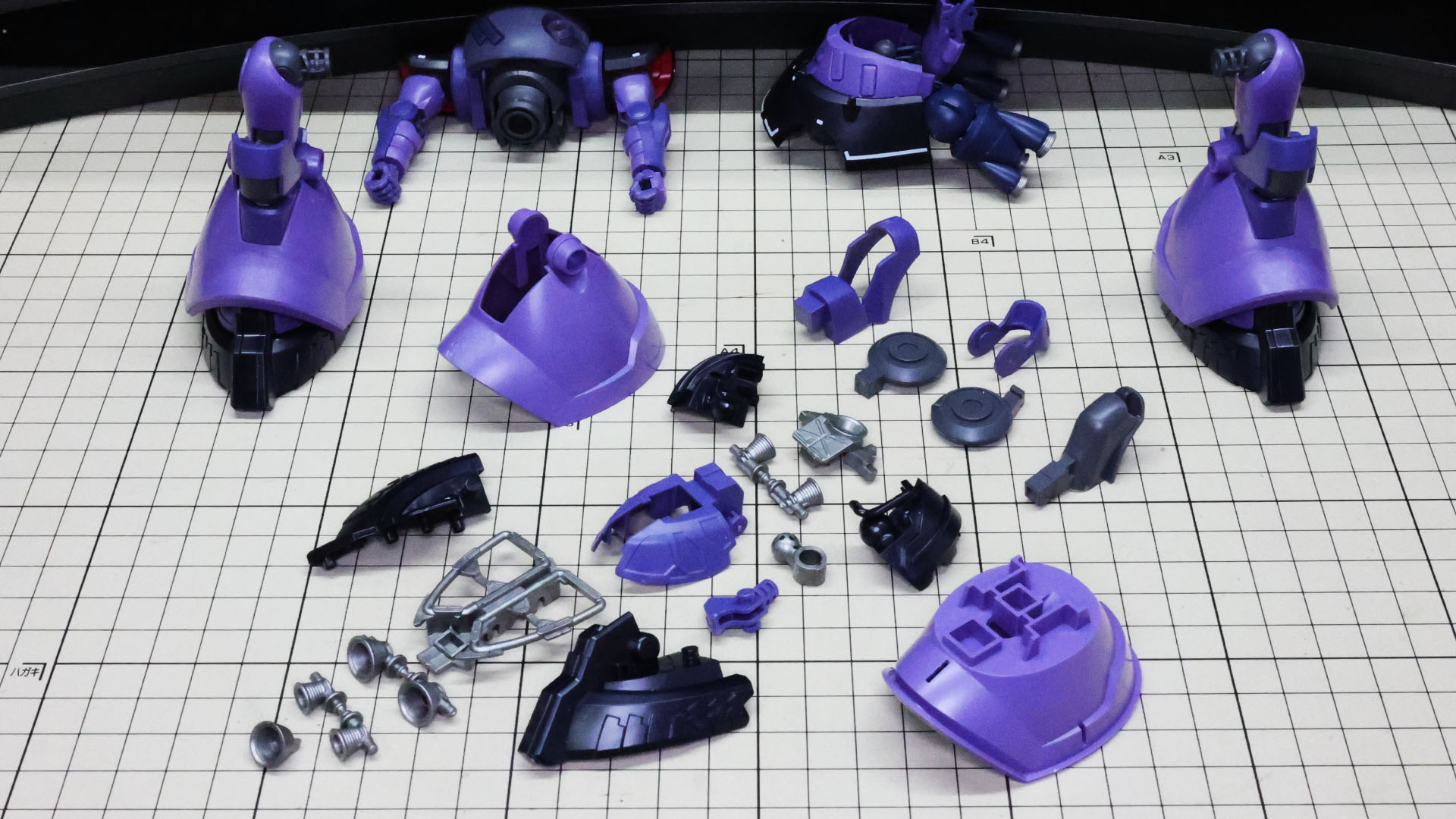 主脚にあたる左右の脚を組んであります。背面用の脚部は膝下がそれらと共通パーツとなります