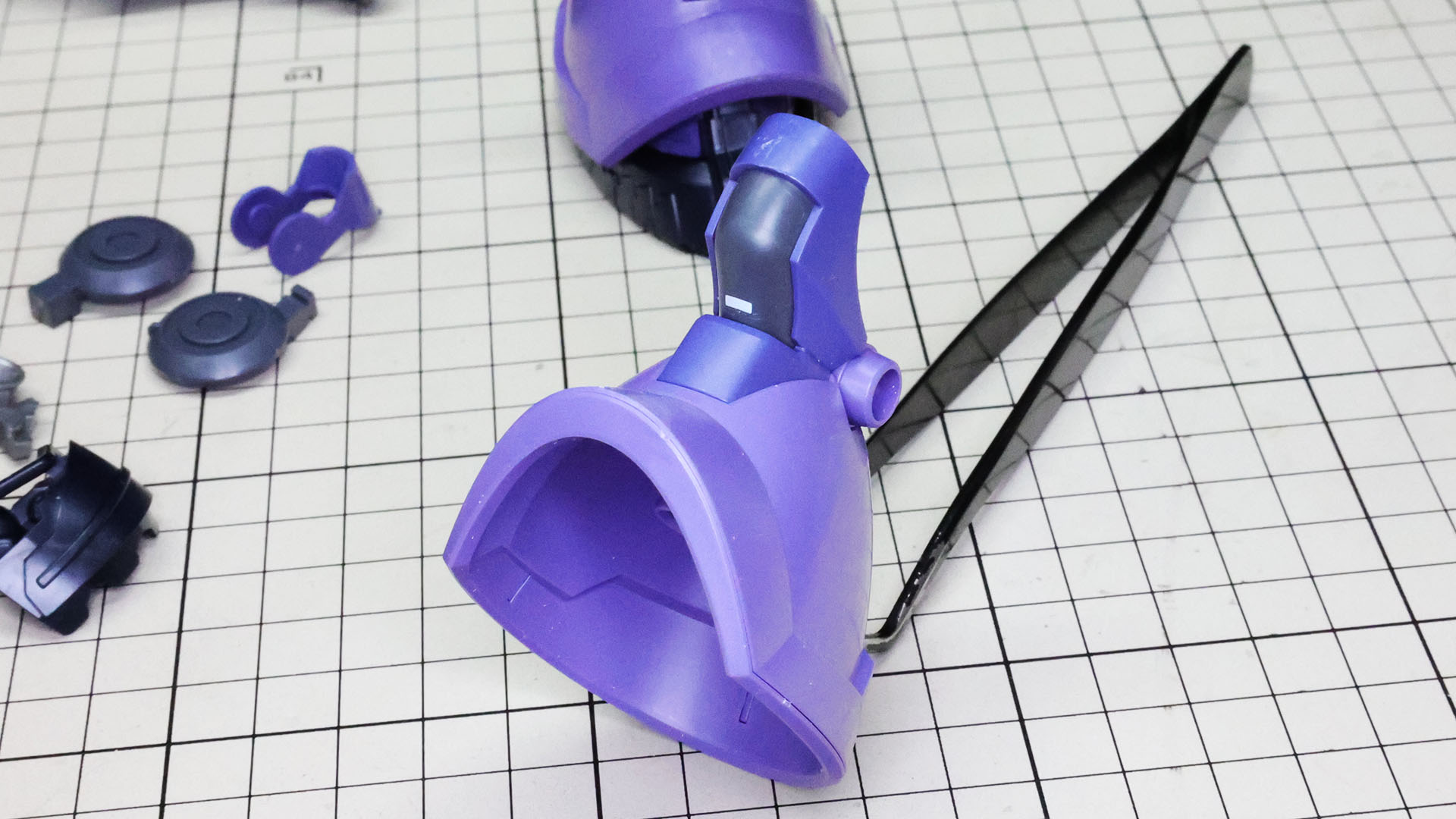 その両方をドッキング、膝アーマーにはシールでのディテーリングを行ってあります