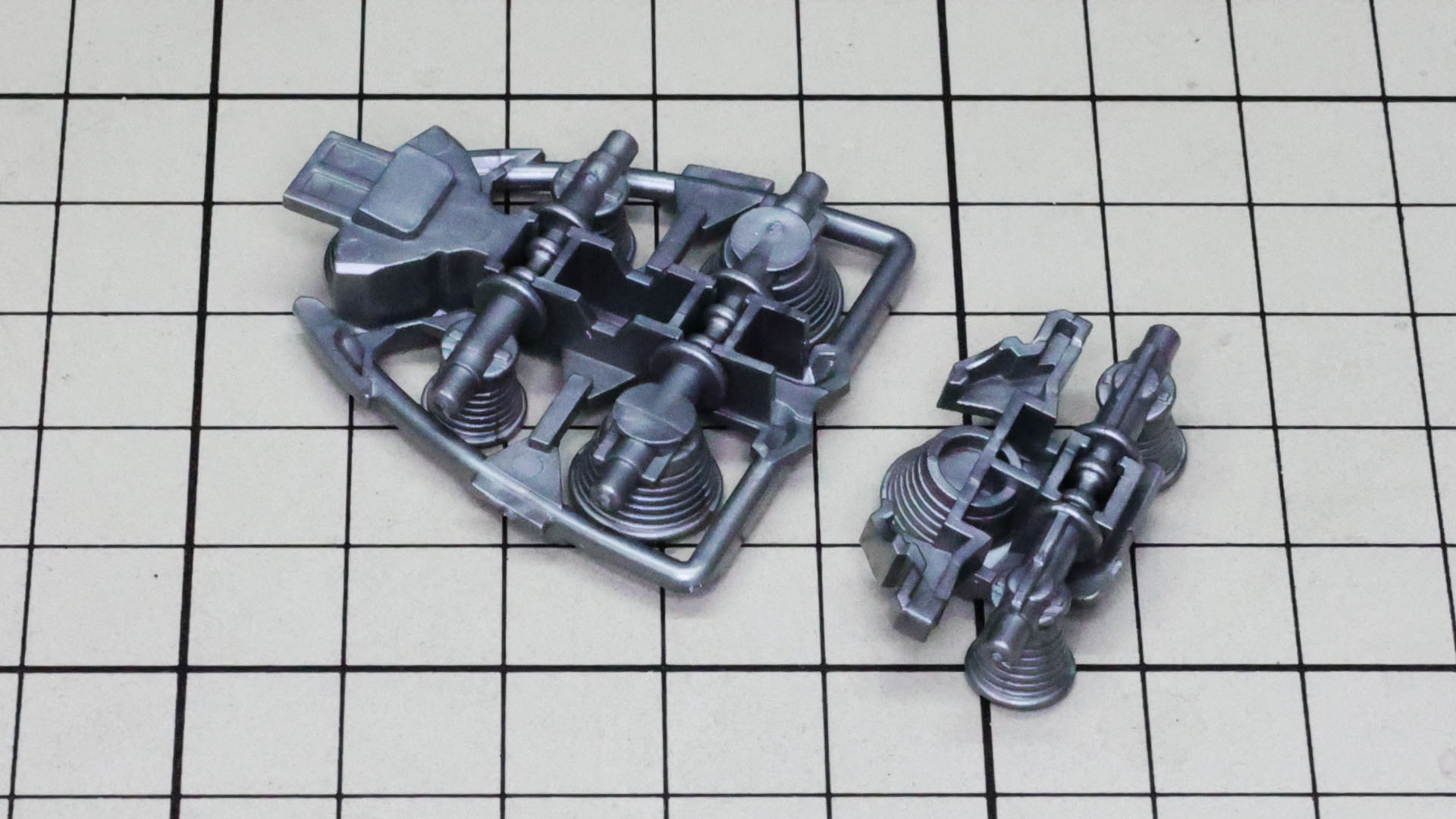 ソール裏には計8基のノズルが備わります。これは軸側です