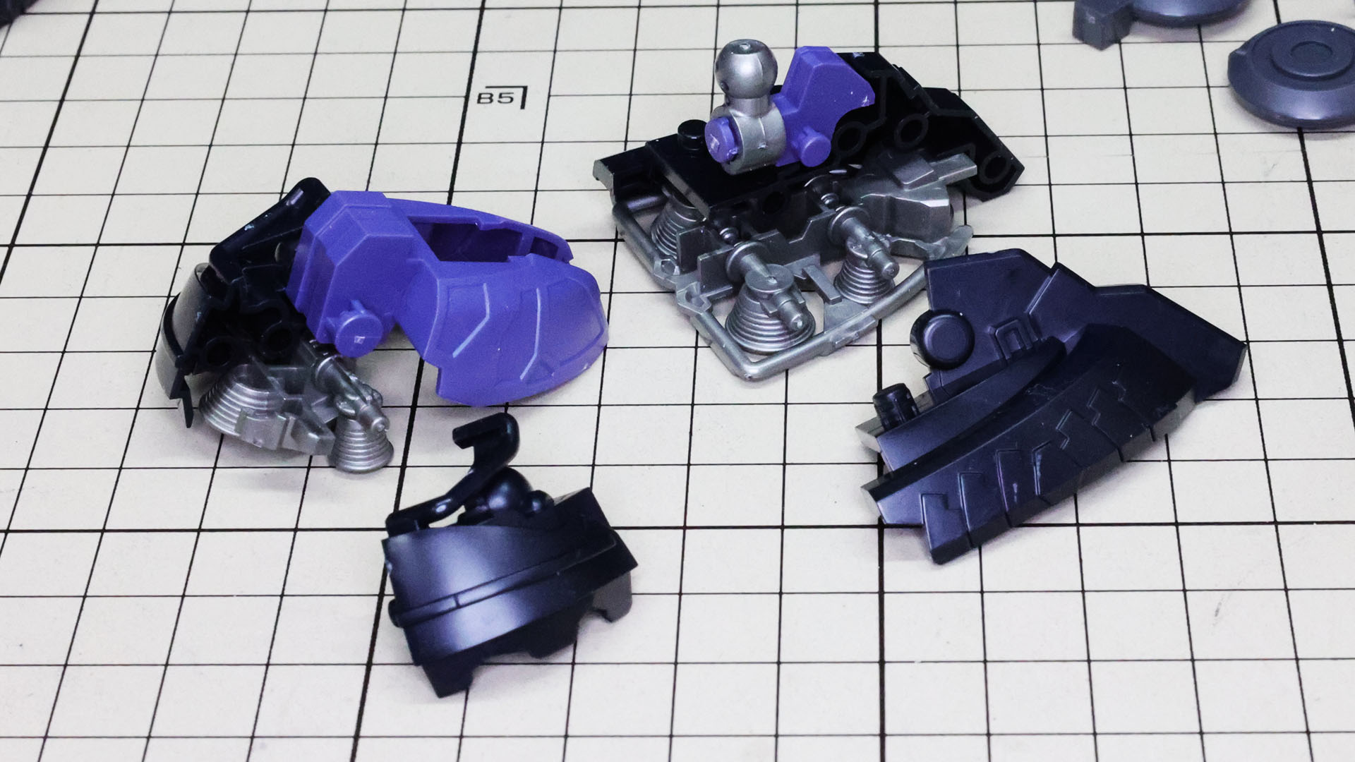 ソールの装甲にノズルのメカフレームを組み込みます。ノズルの軸が装甲への接続に使われるので正しい位置にあるのかをよく確認します