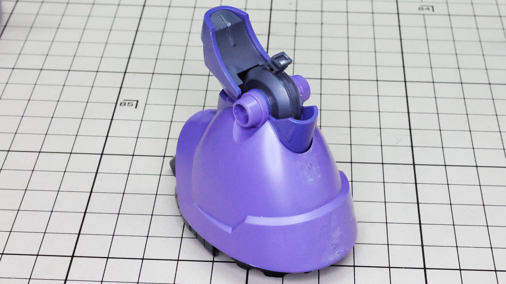 さらに膝関節を組み込みます。脛裏にある突起のような装甲も見所です