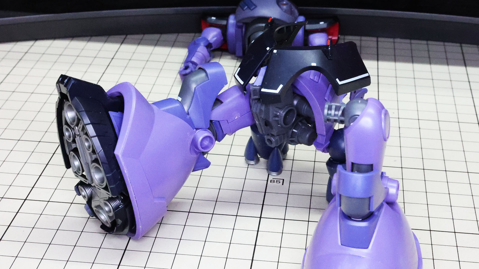 主脚左右を腰部にドッキングさせます