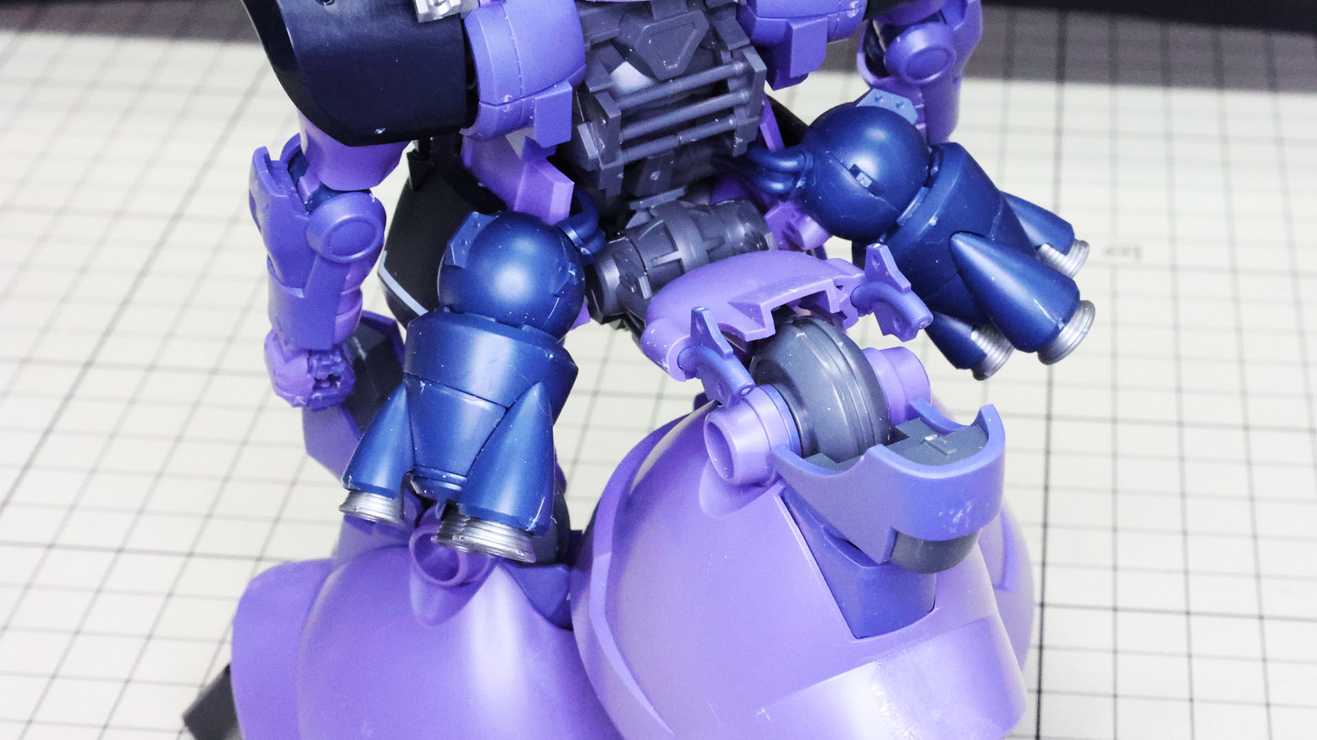 腰部の接続部に背面用の脚を接続します