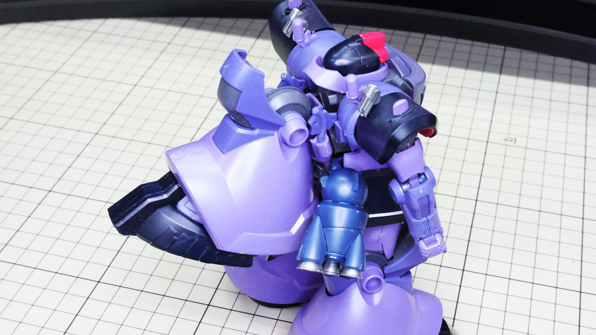 ぐっと持ち上げて正しい位置にします。全ての脚部の関節は大きいのでここで慣らしておきます