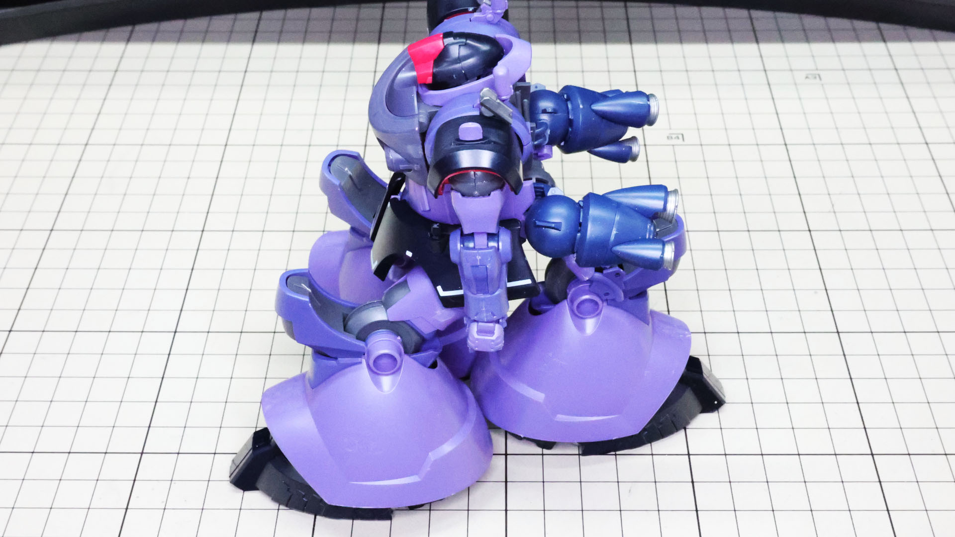 慣らしの過程で背面の脚部を下ろしてみました。独特なスタイリングです