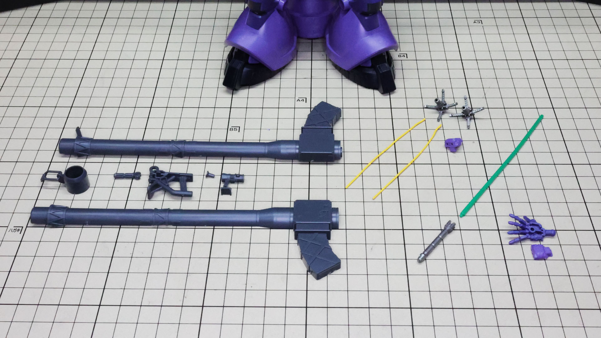 左がジャイアント・バズ、右上が電磁ハーケン、右下がヒート・サーベルとハンドパーツです