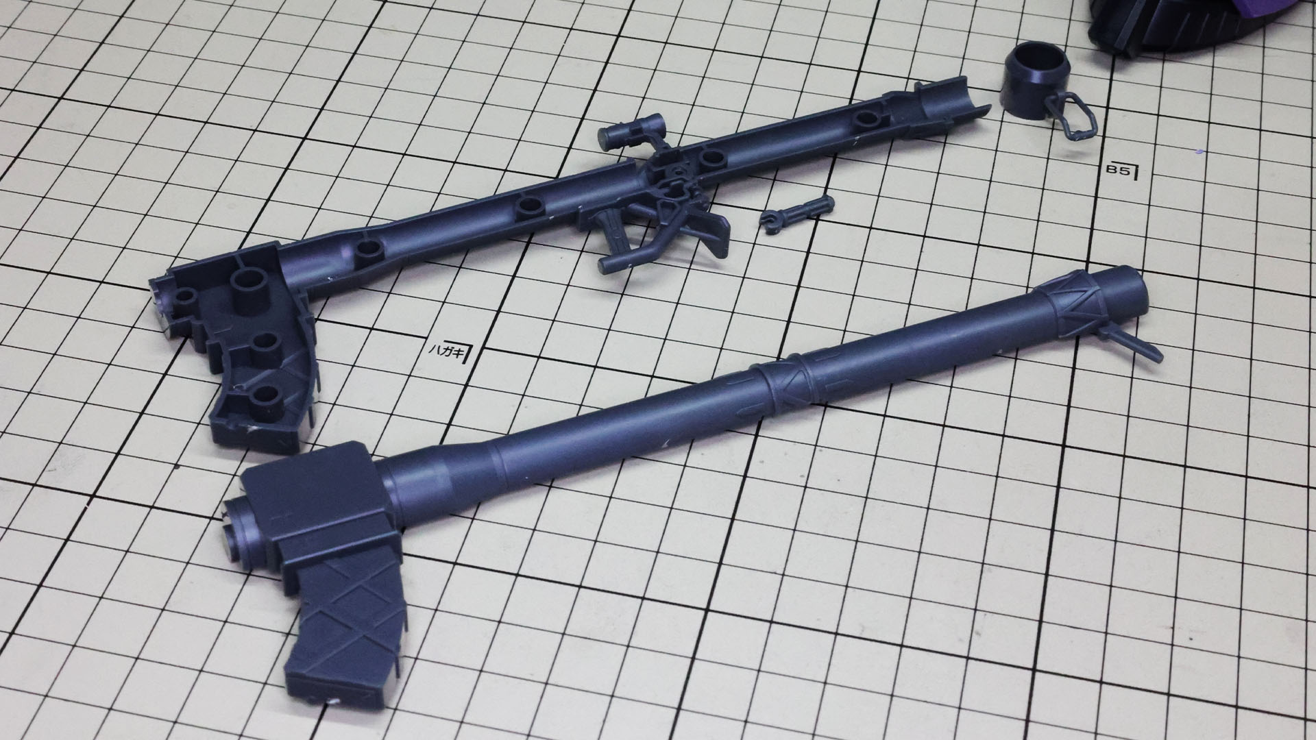 ジャイアント・バズにはセンサーパーツとグリップを挟み込みます