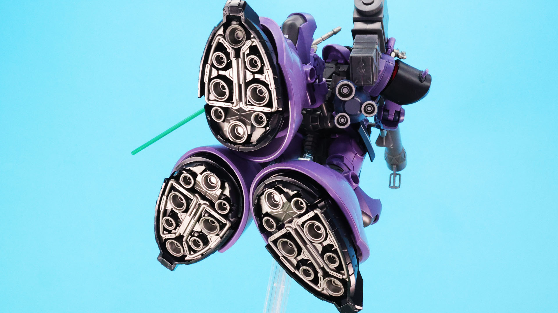 3本脚を後方へ集中させて高機動戦闘を行う