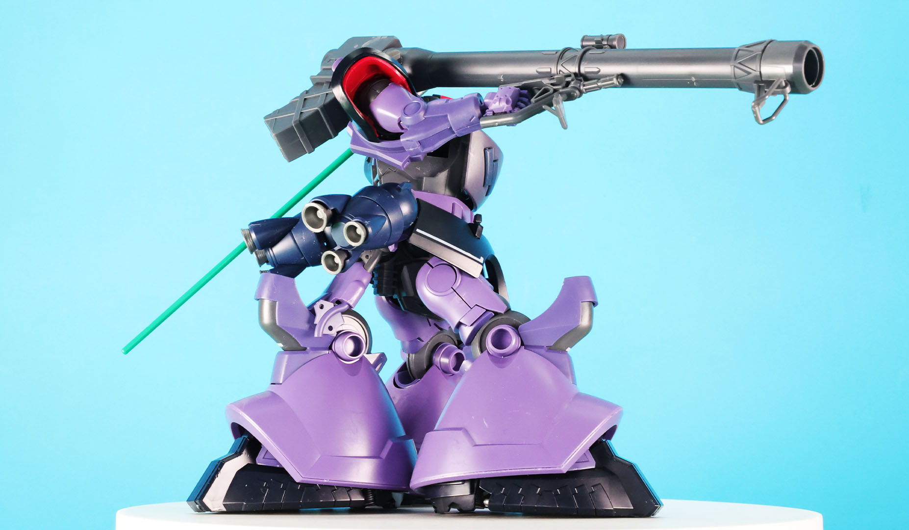 ボディに埋まる頭部も二重のボールジョイントで広範囲に動きます