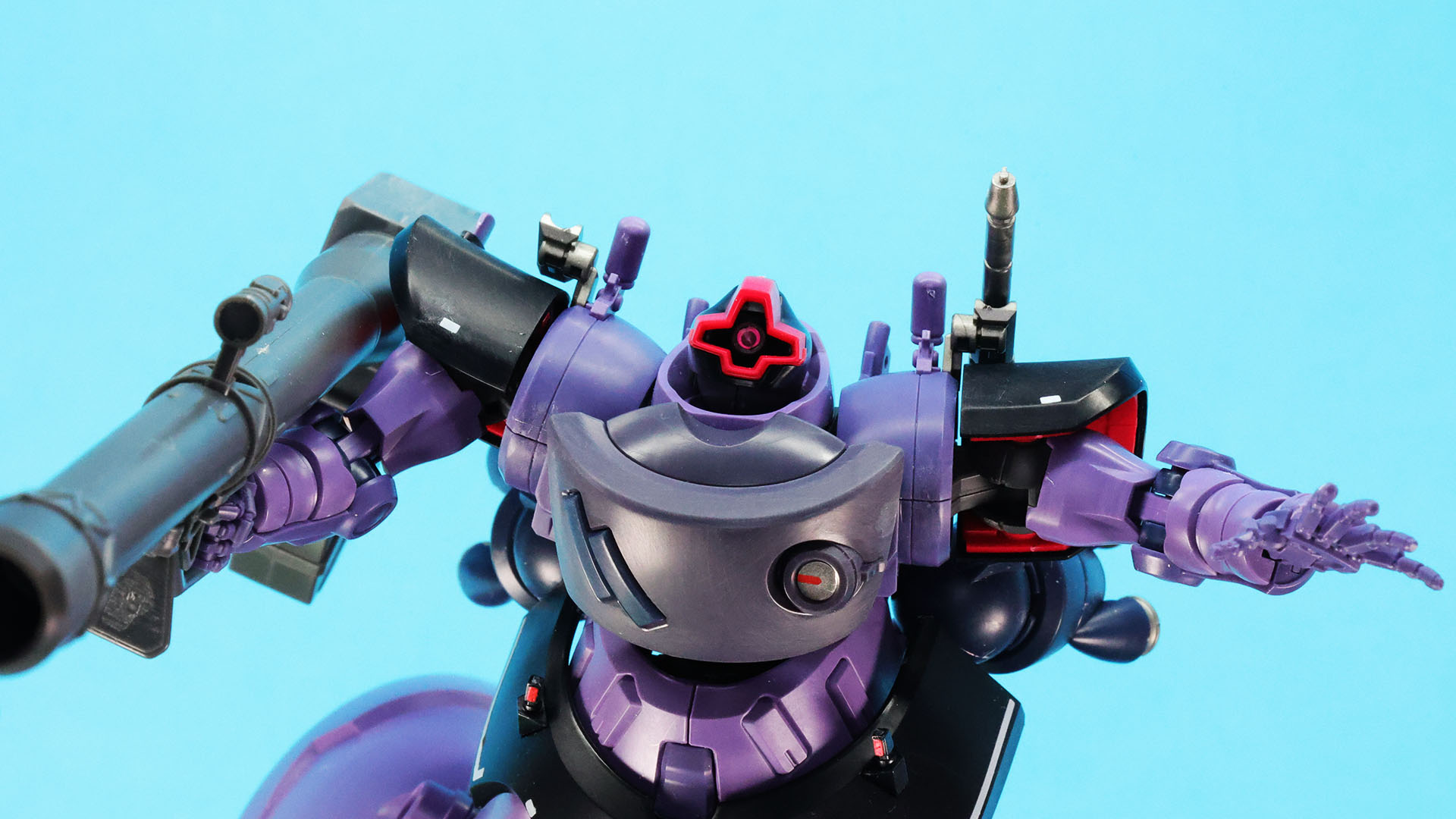 ボディに埋まる頭部も二重のボールジョイントで広範囲に動きます