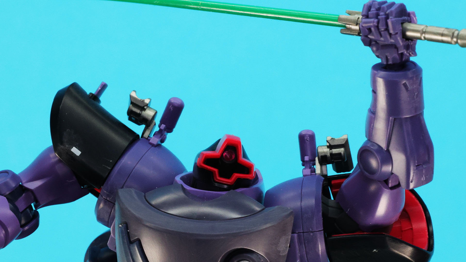 モノアイも大きく可動させられます