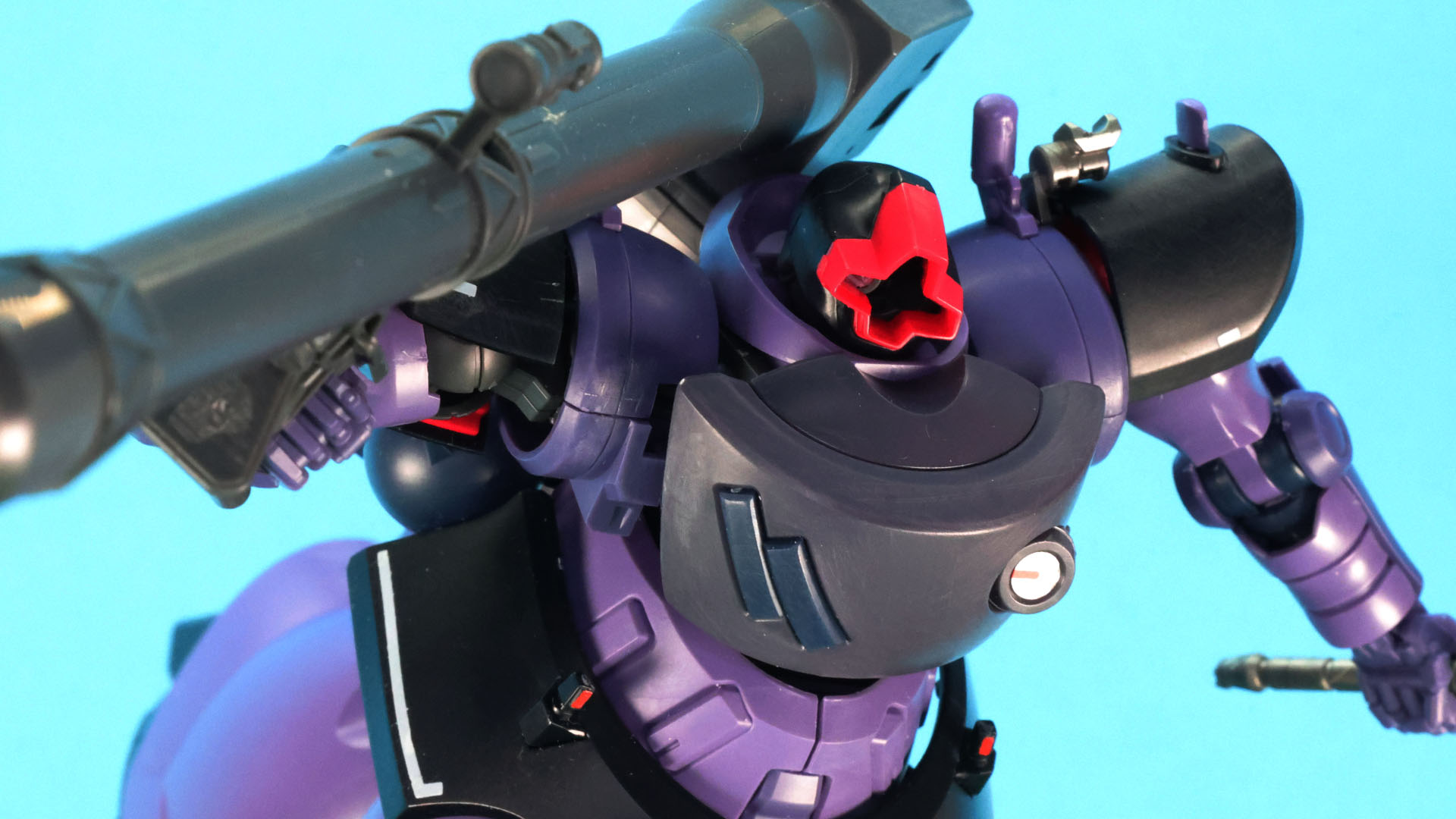 電磁ハーケンを撃ち出すポーズも可能