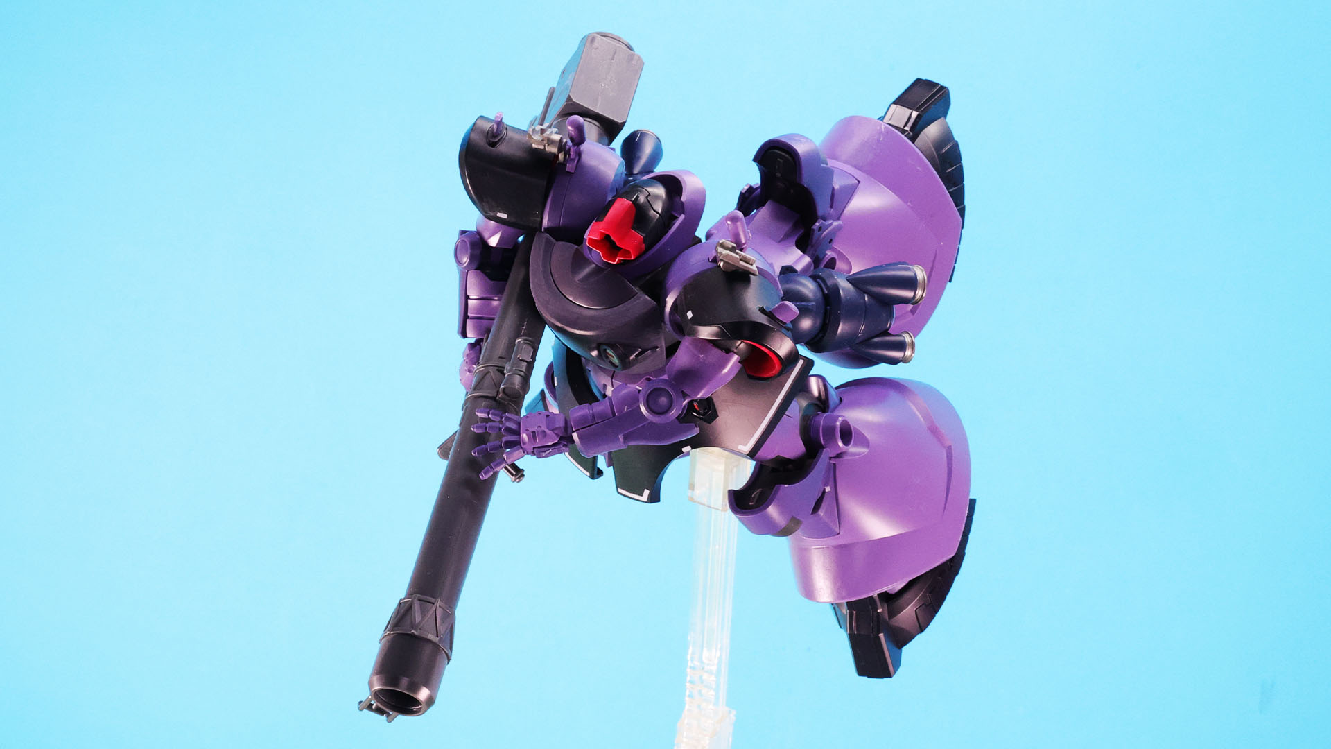 3本脚を巧みに機能させ、急激にターンし対戦相手に突っ込む！